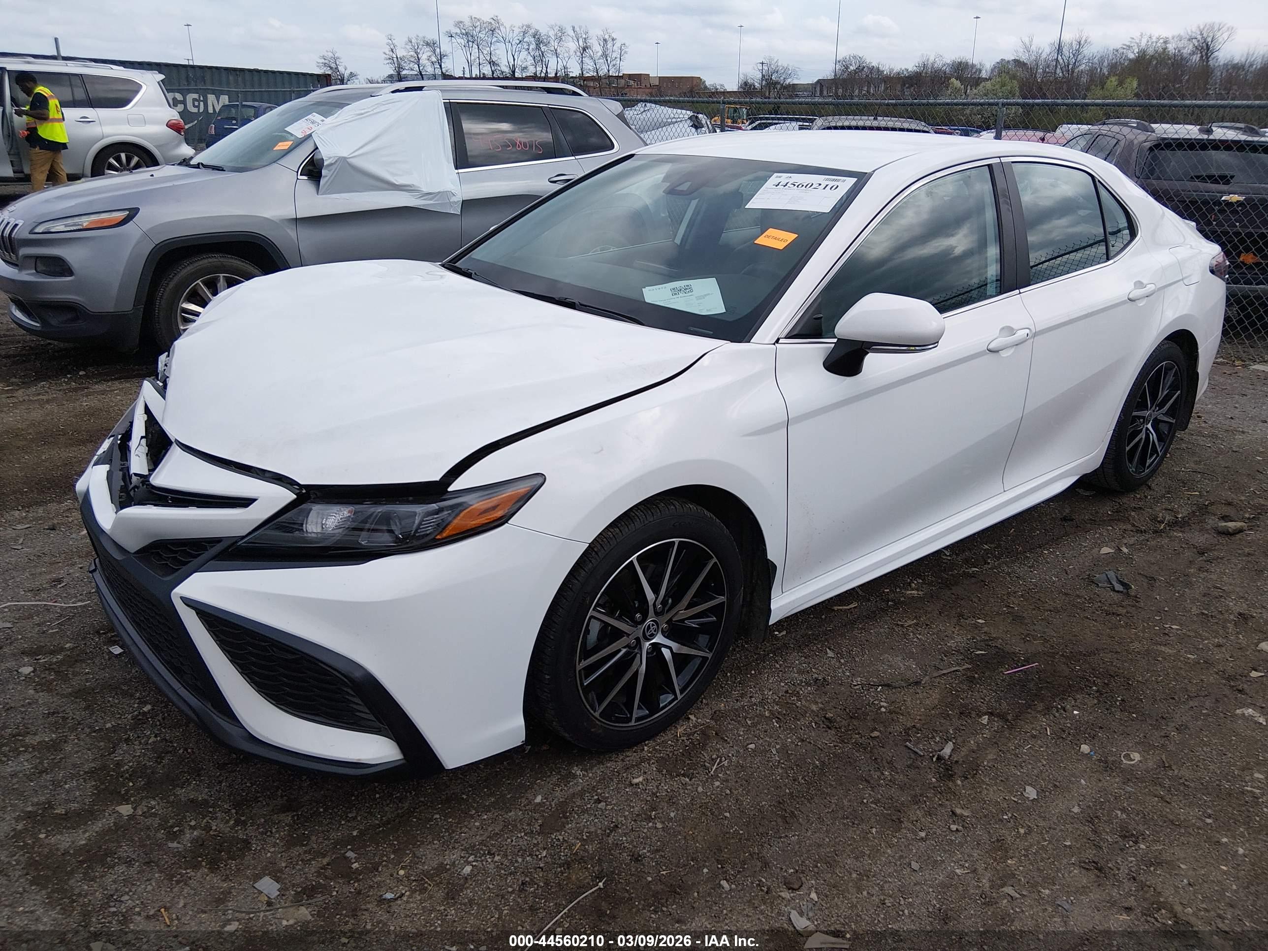 TOYOTA CAMRY image 2