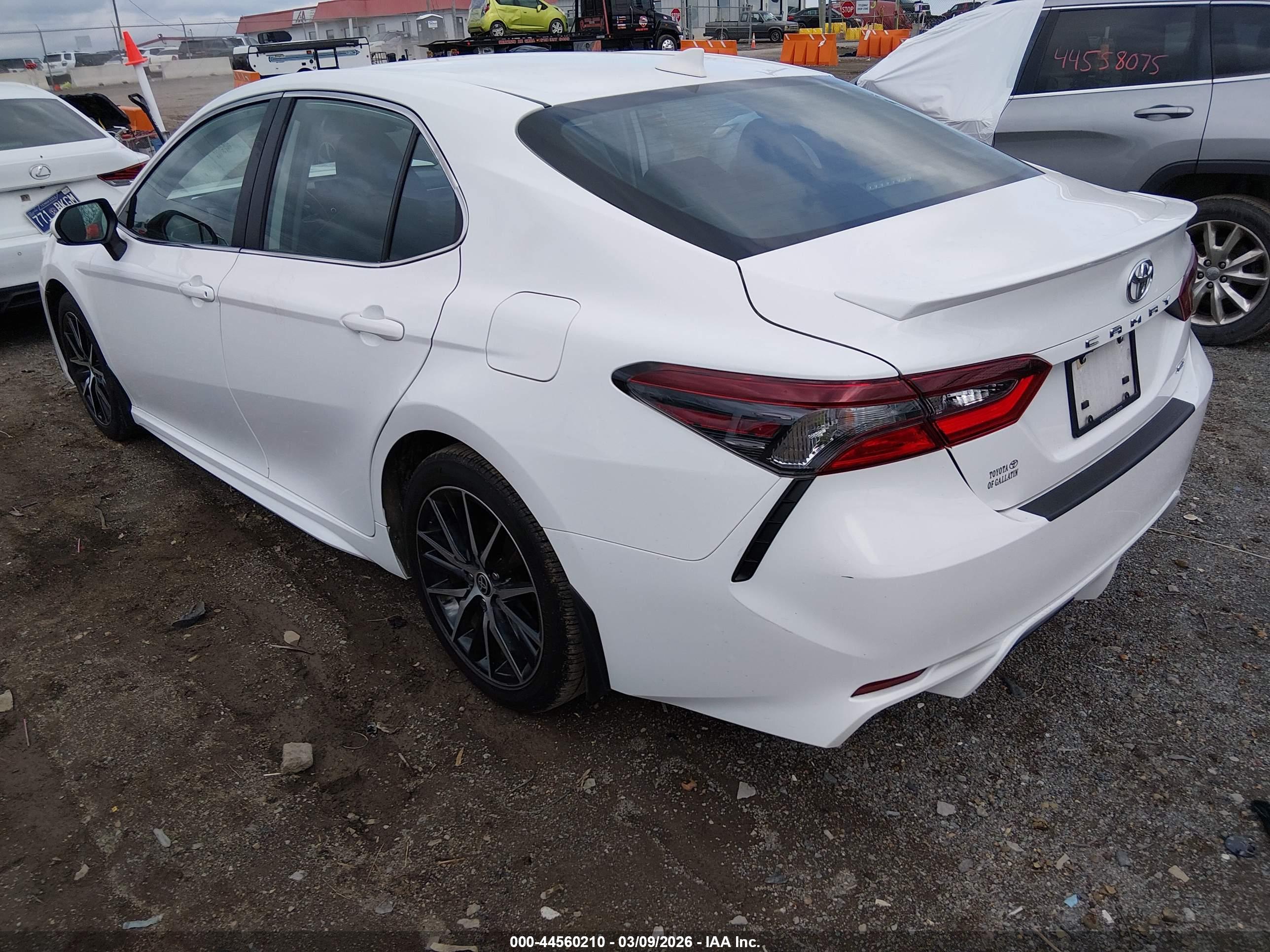 TOYOTA CAMRY image 3