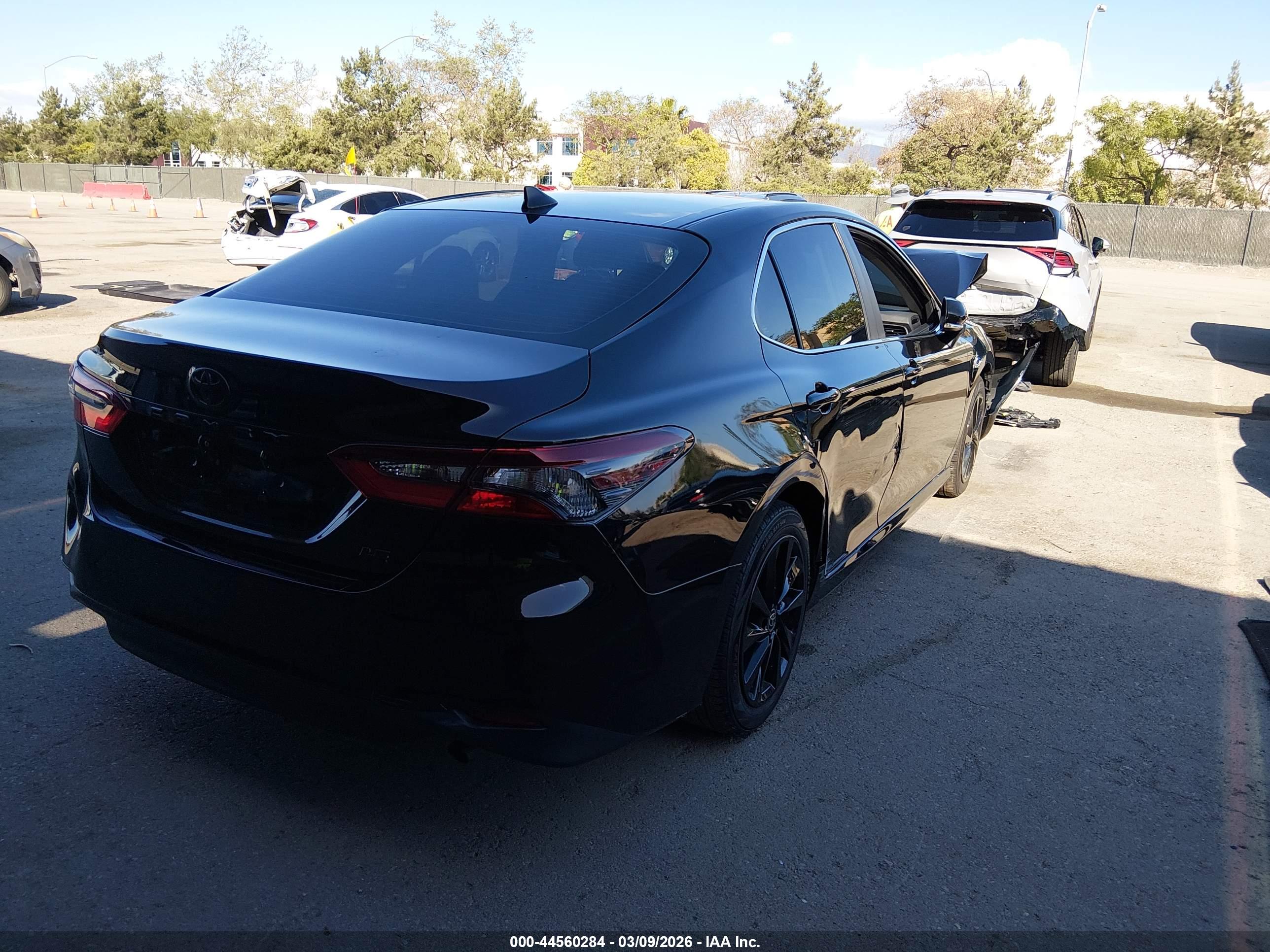 TOYOTA CAMRY image 4