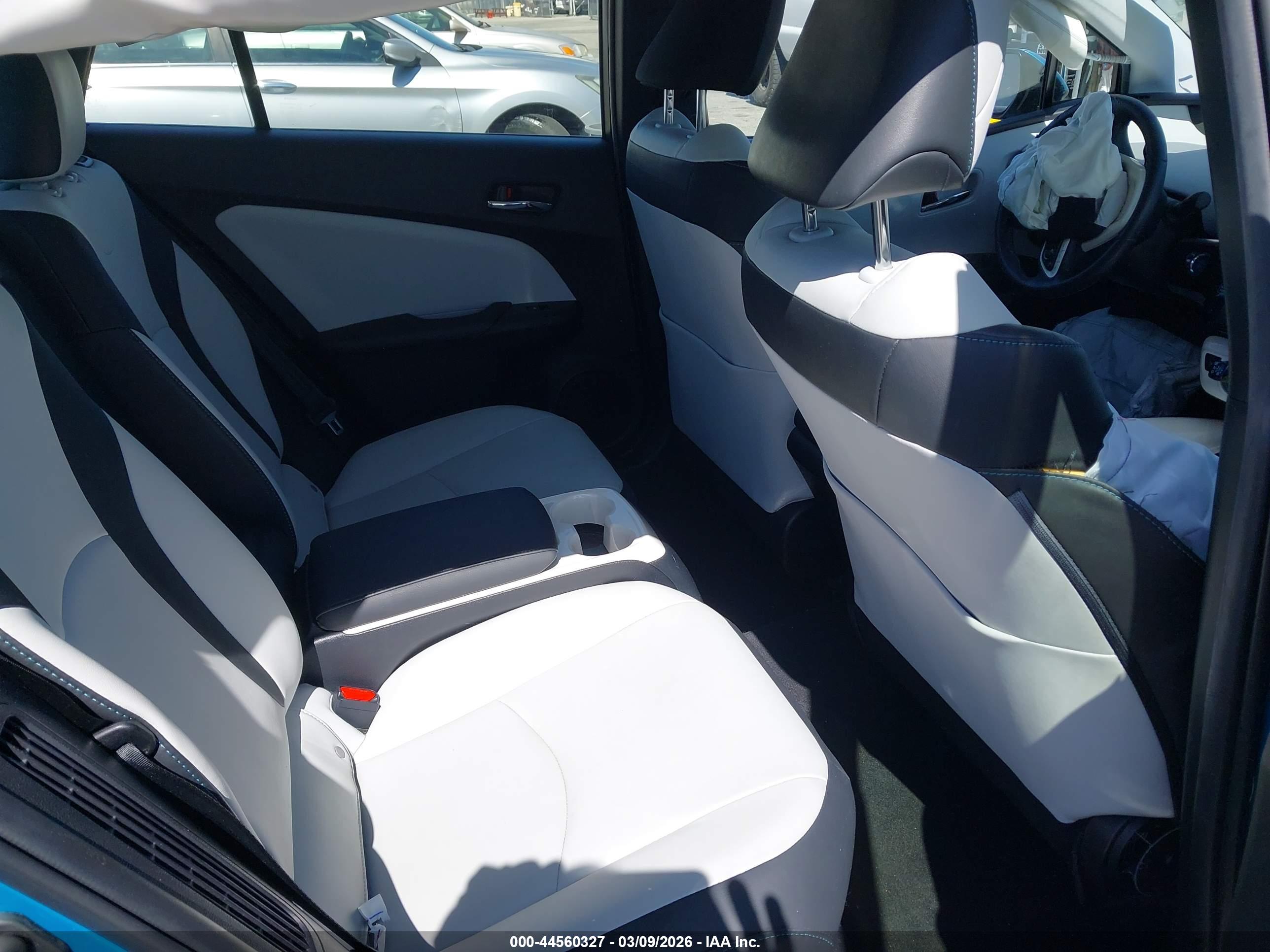 TOYOTA PRIUS image 8