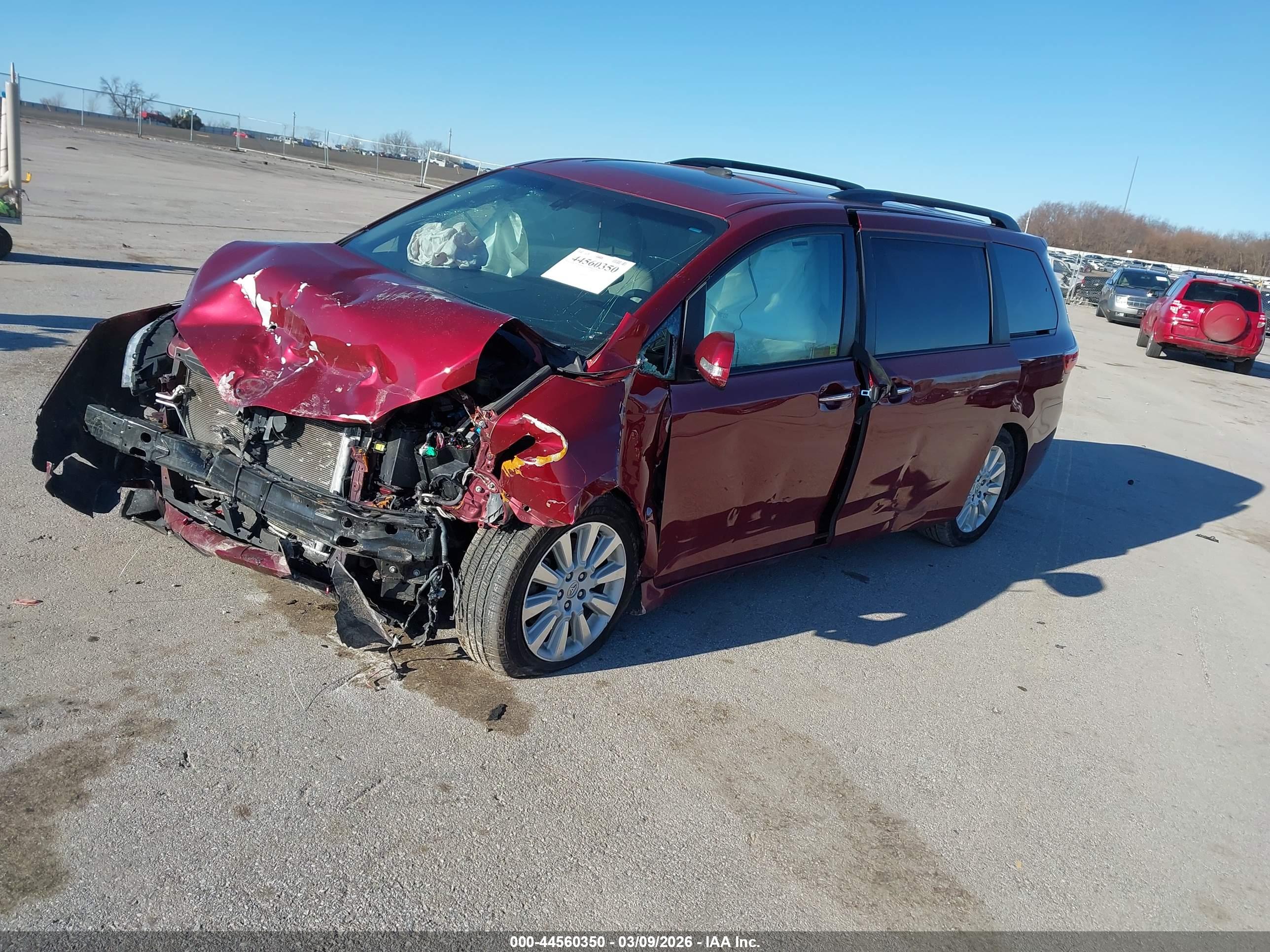TOYOTA SIENNA image 2