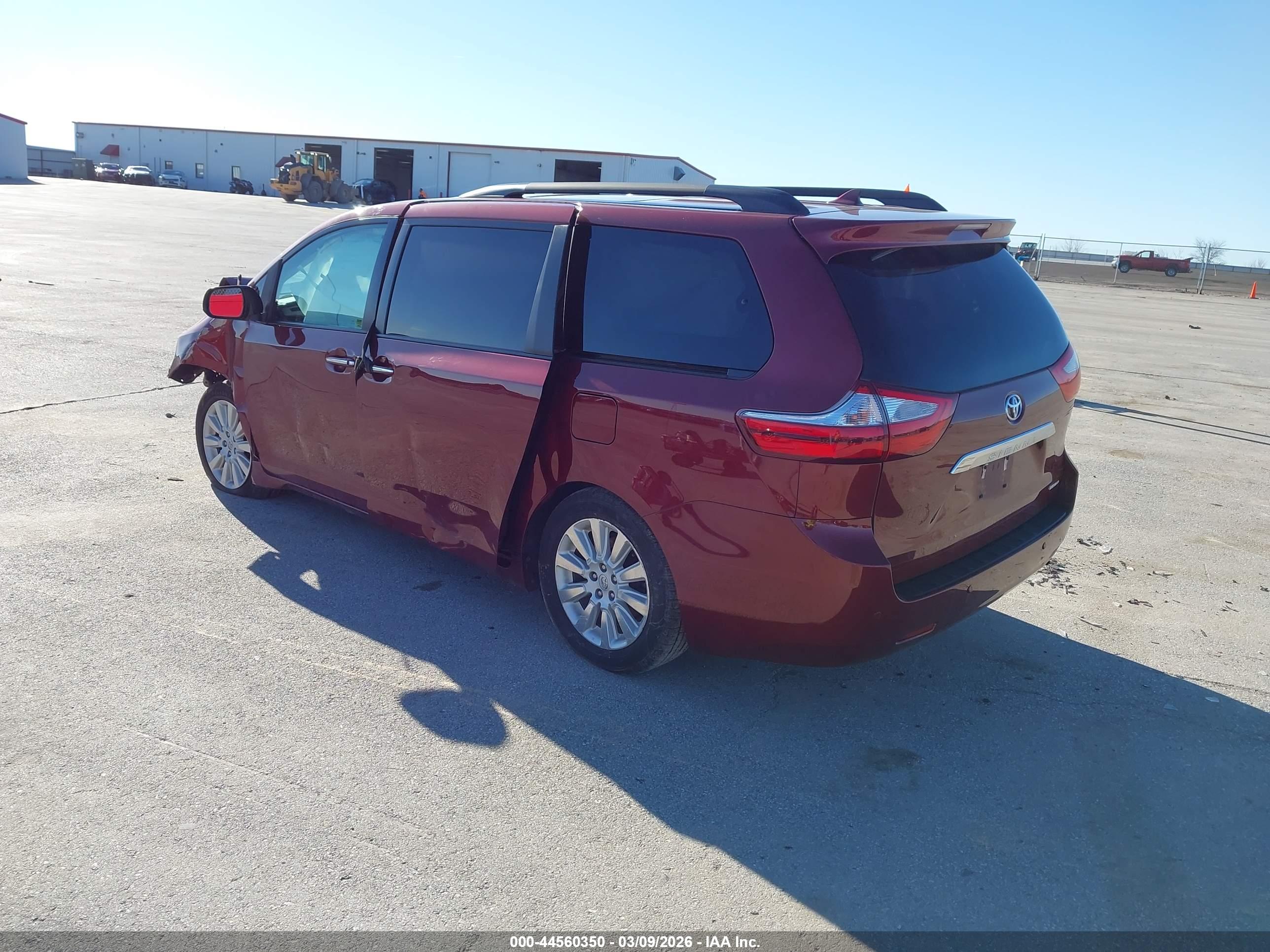 TOYOTA SIENNA image 3