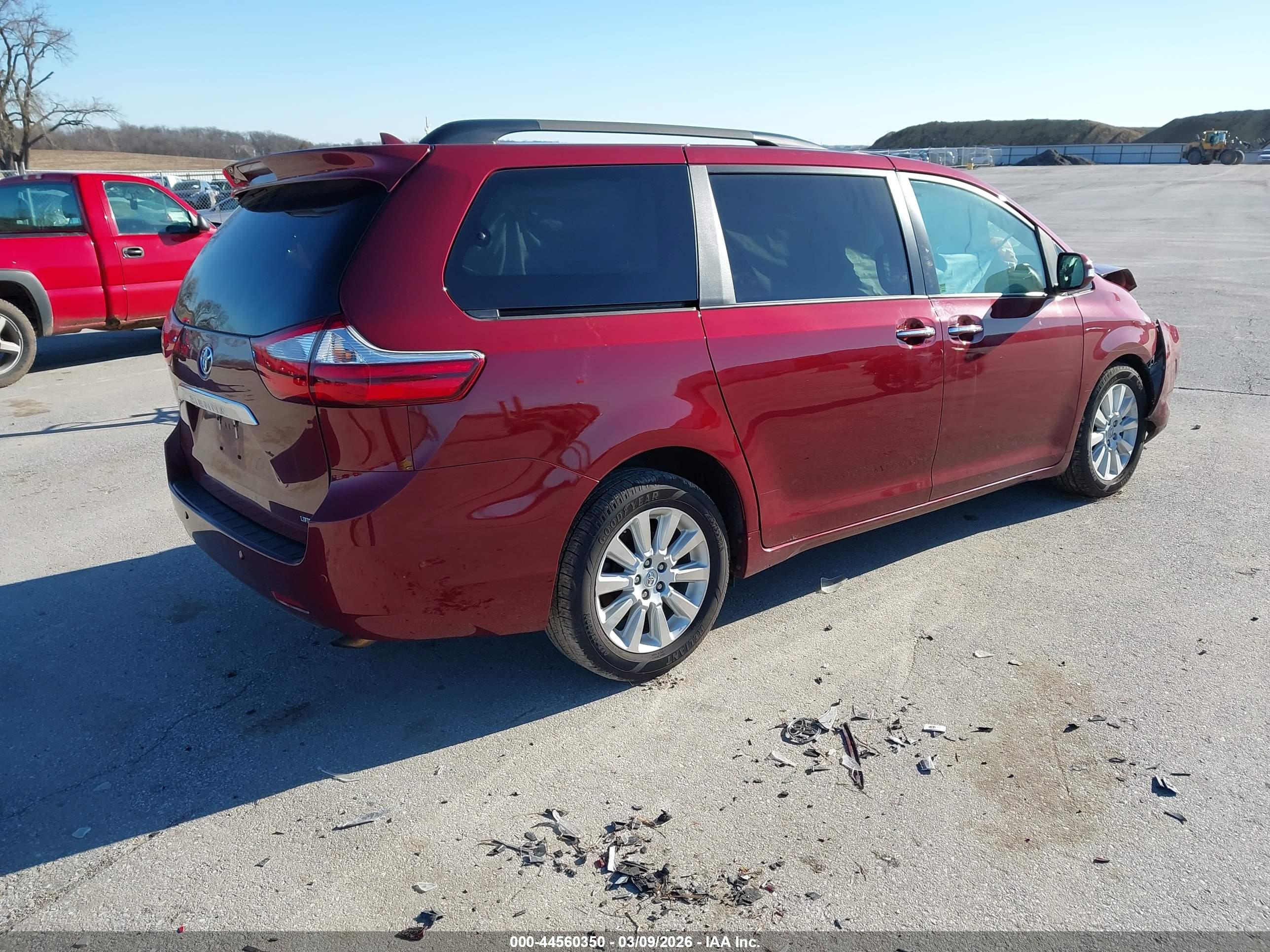 TOYOTA SIENNA image 4