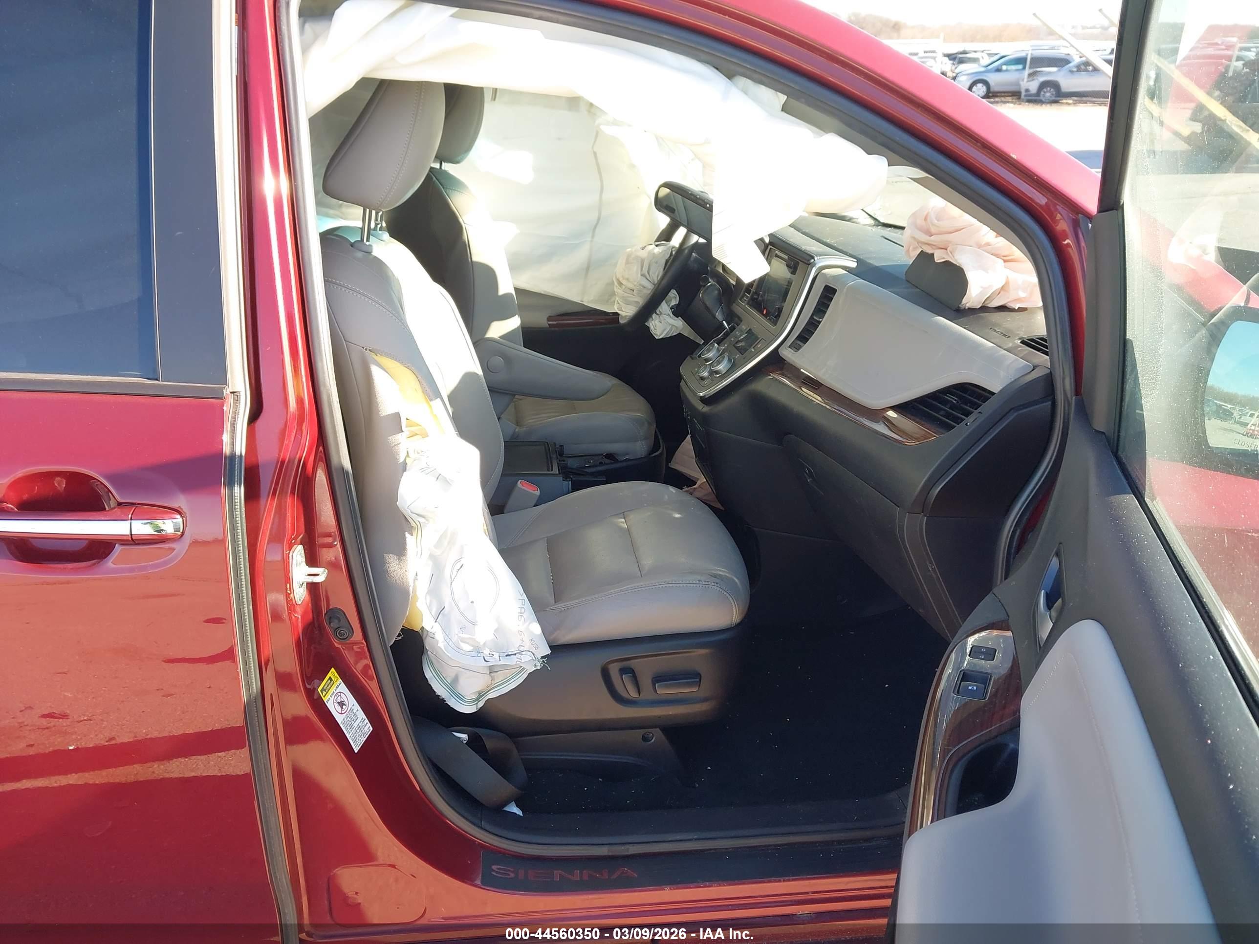 TOYOTA SIENNA image 5
