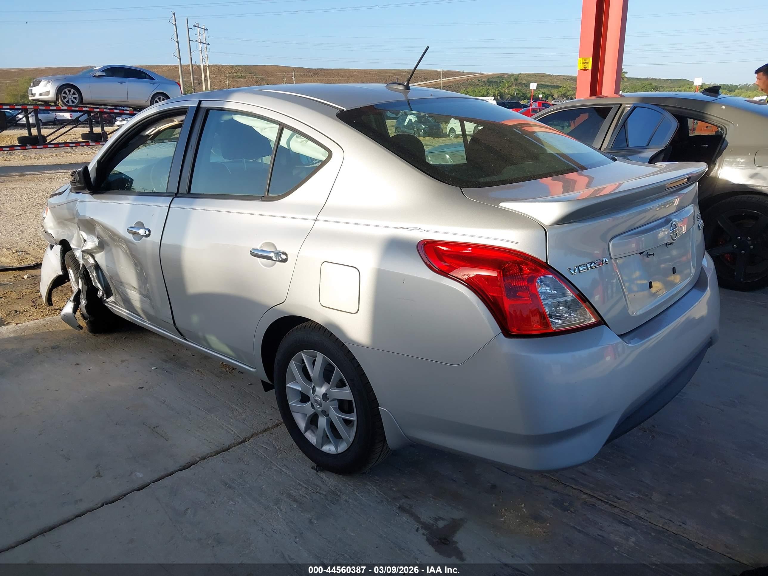 NISSAN VERSA image 3