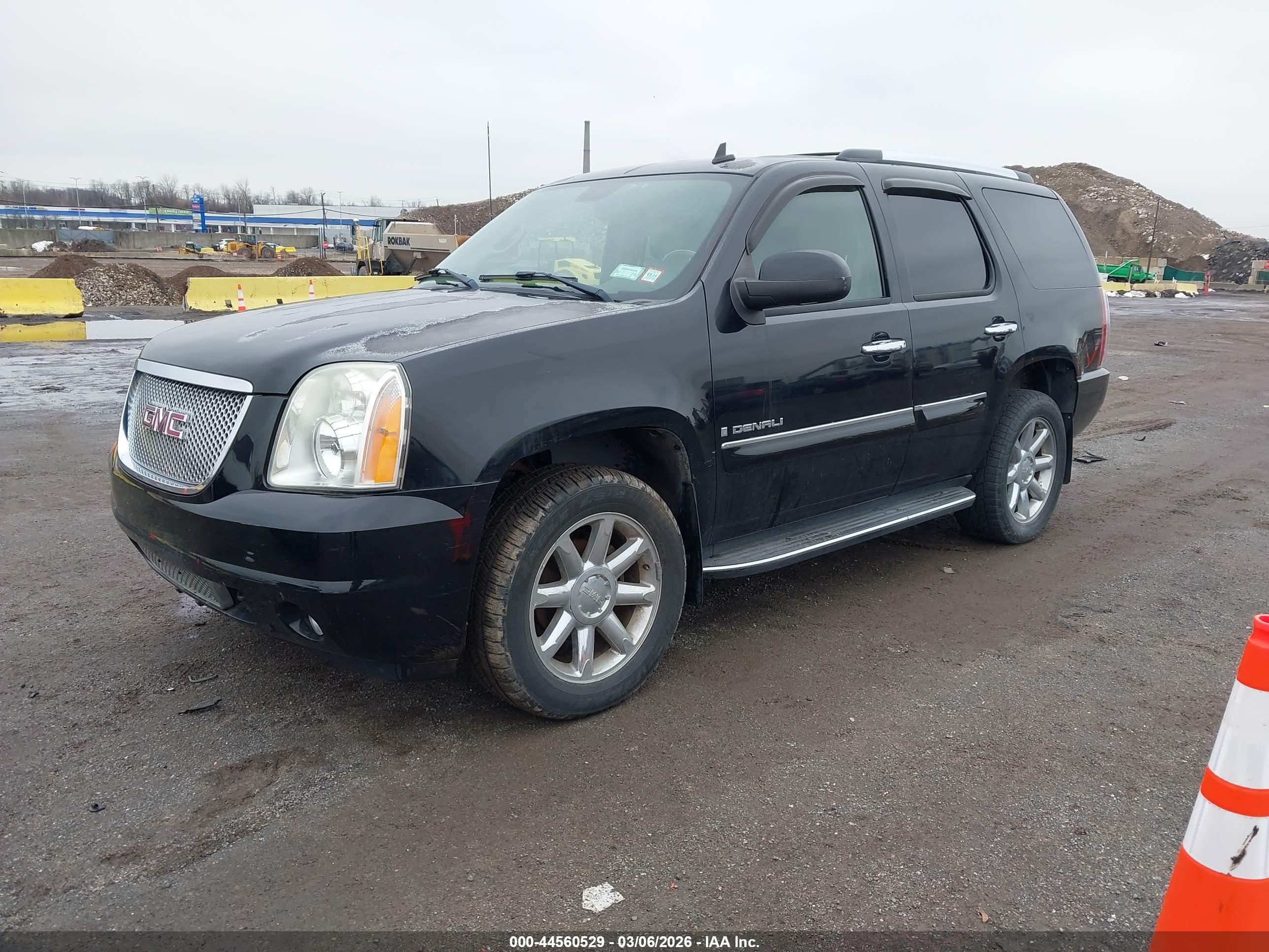 GMC YUKON image 2