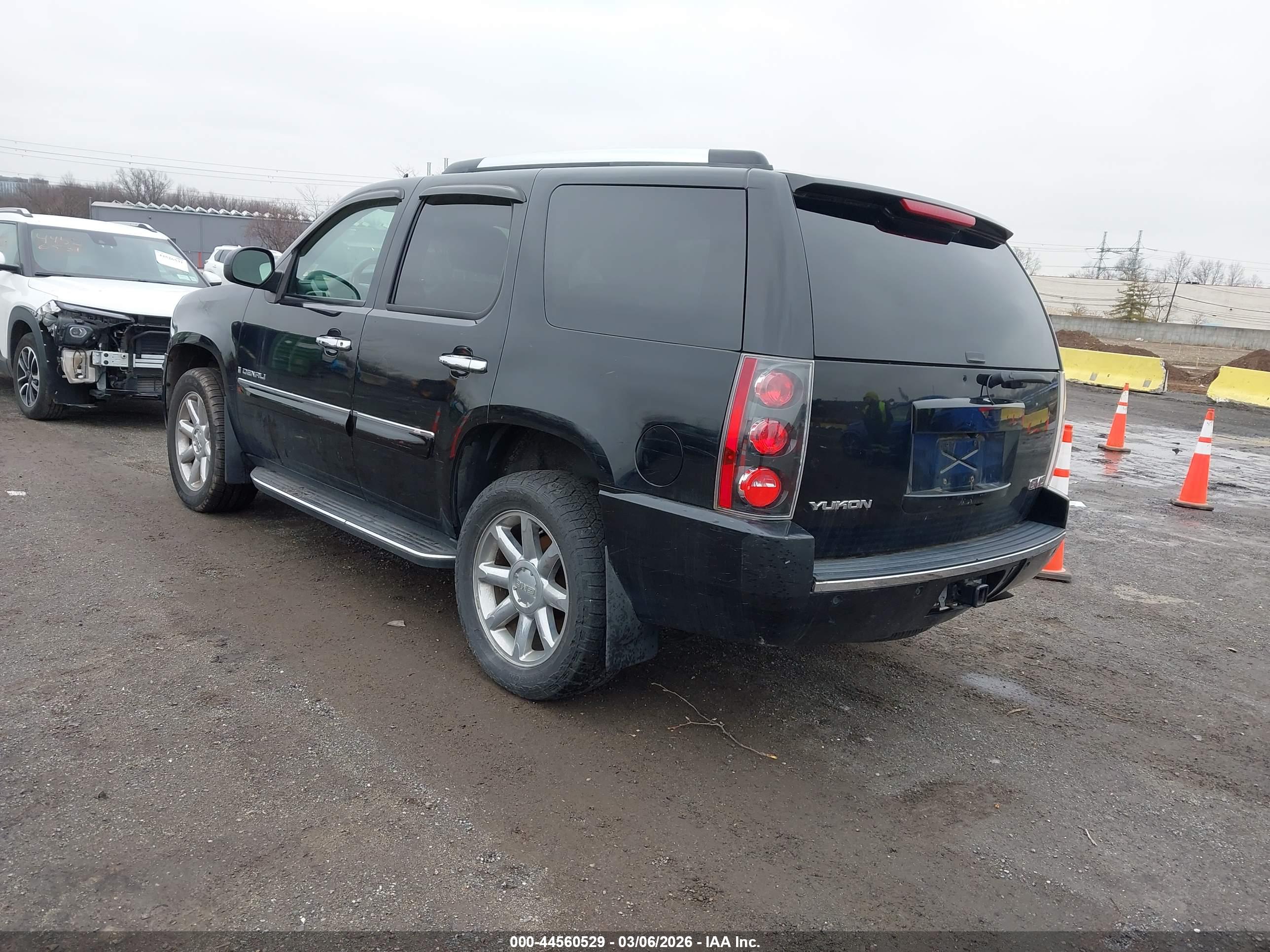 GMC YUKON image 3