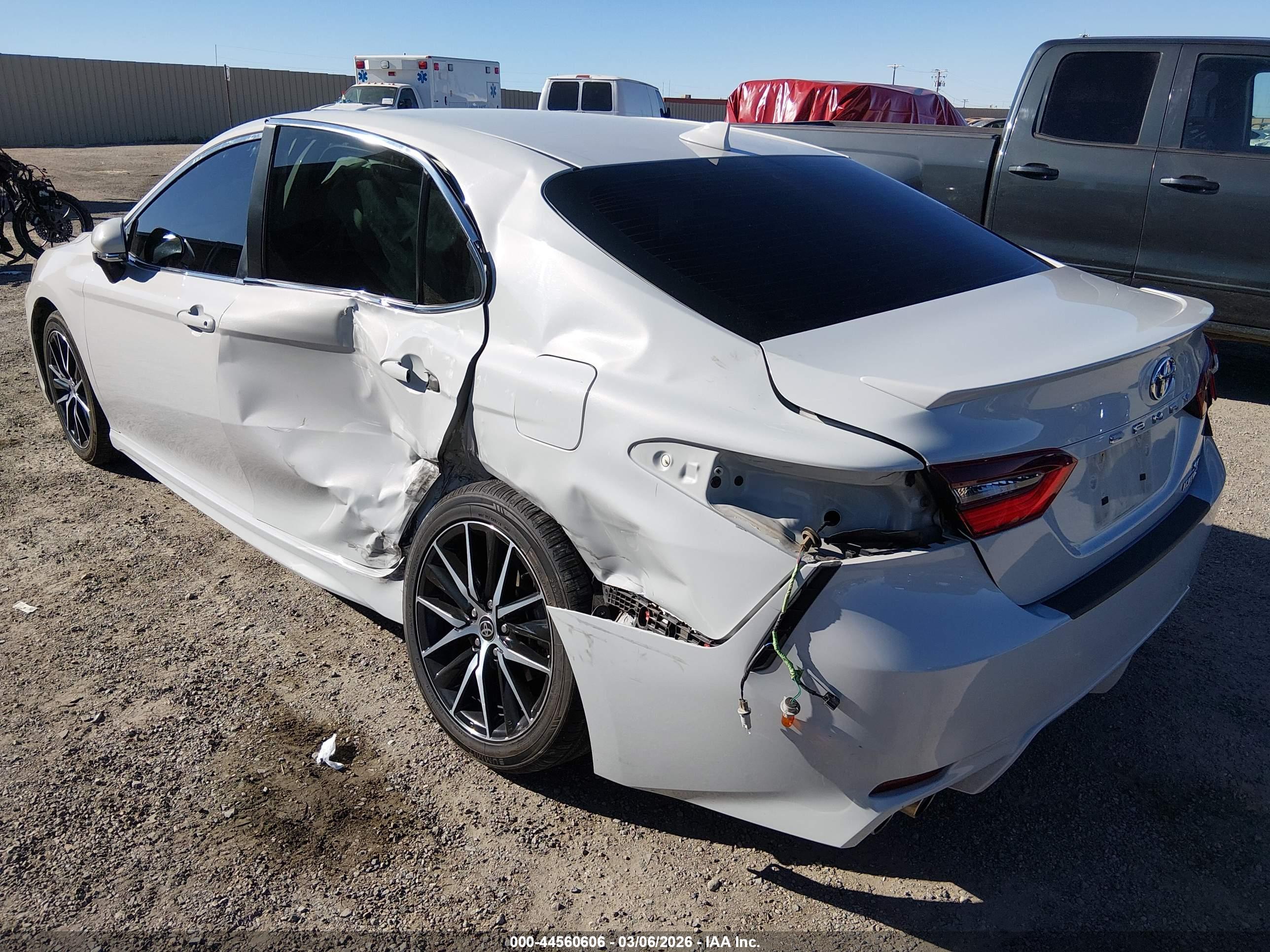 TOYOTA CAMRY image 3