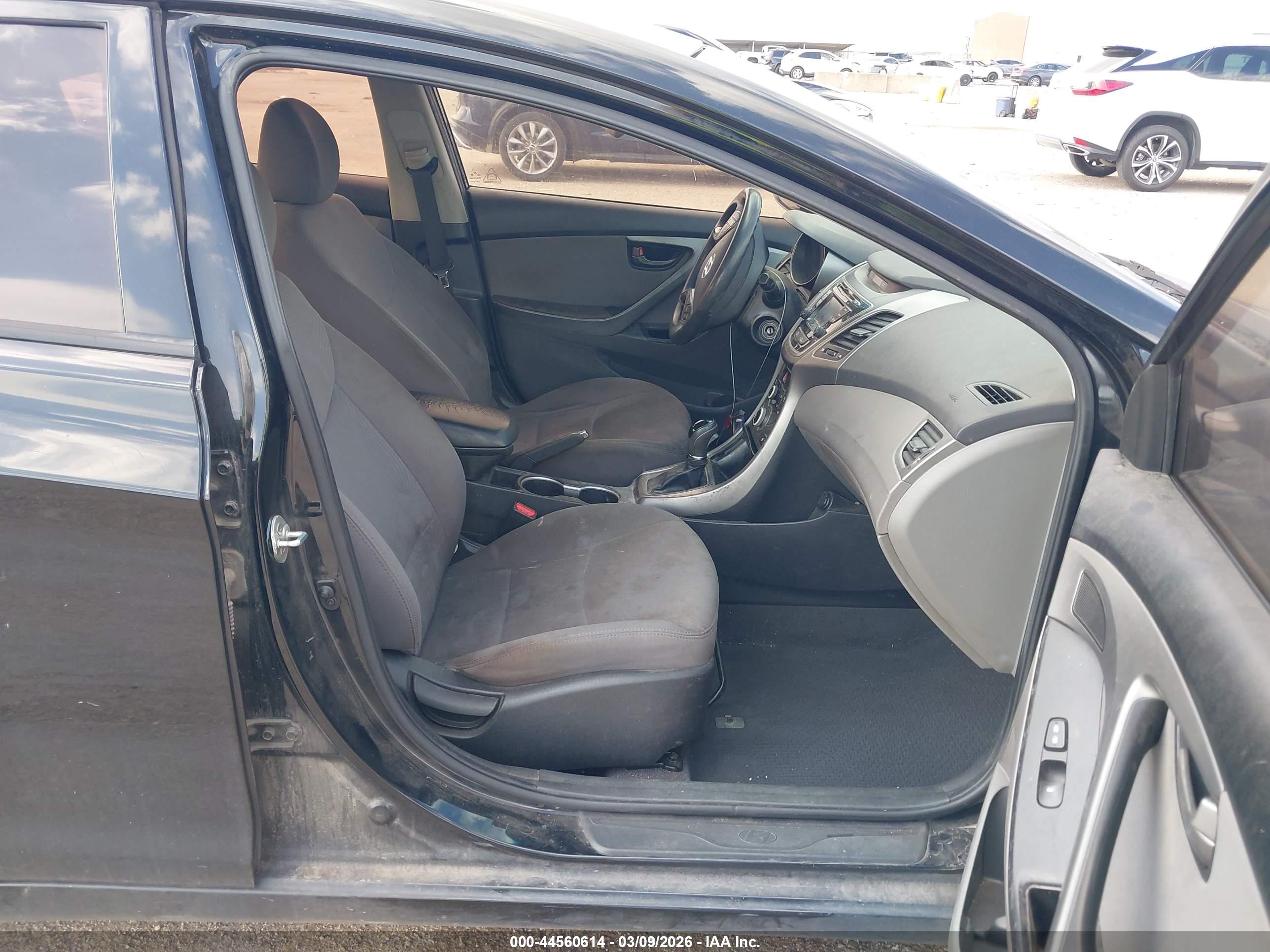 HYUNDAI ELANTRA image 5