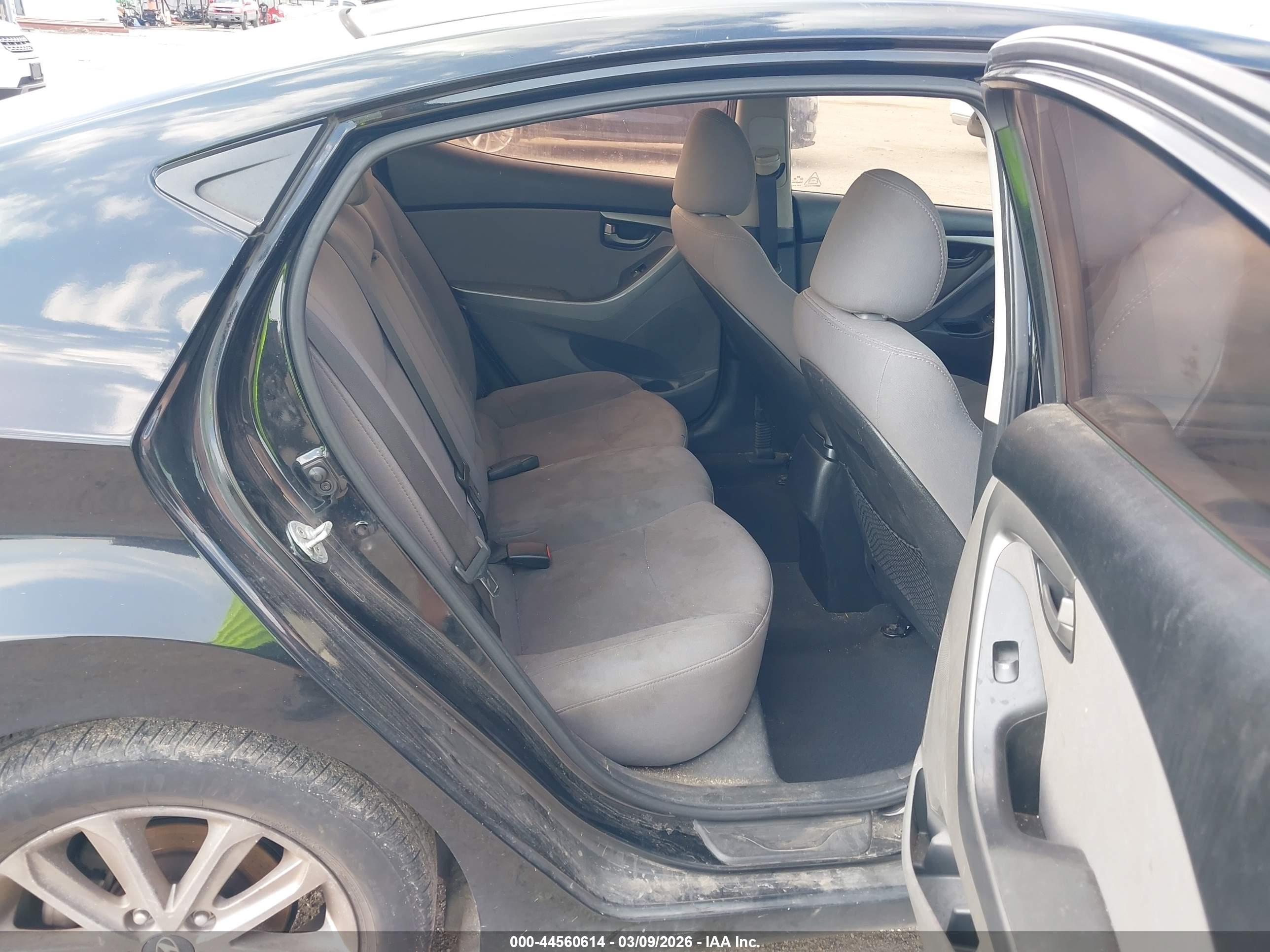 HYUNDAI ELANTRA image 8