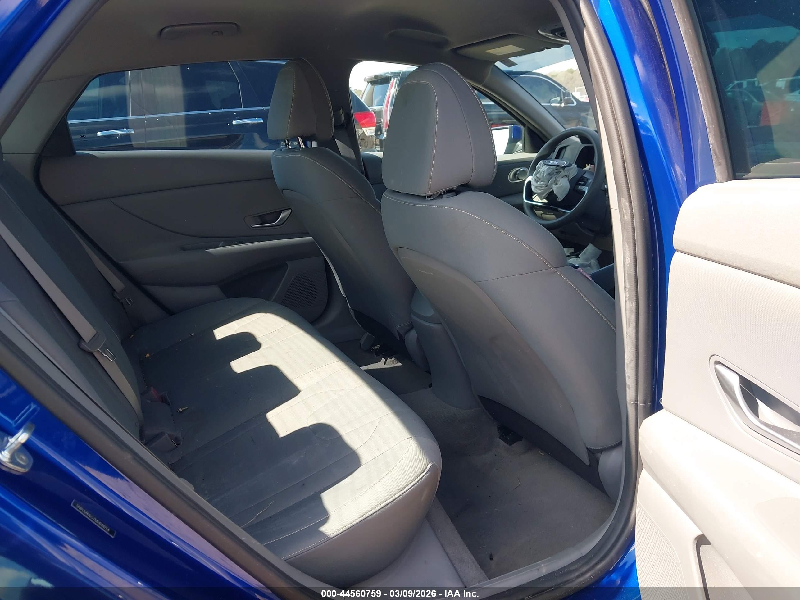 HYUNDAI ELANTRA image 8