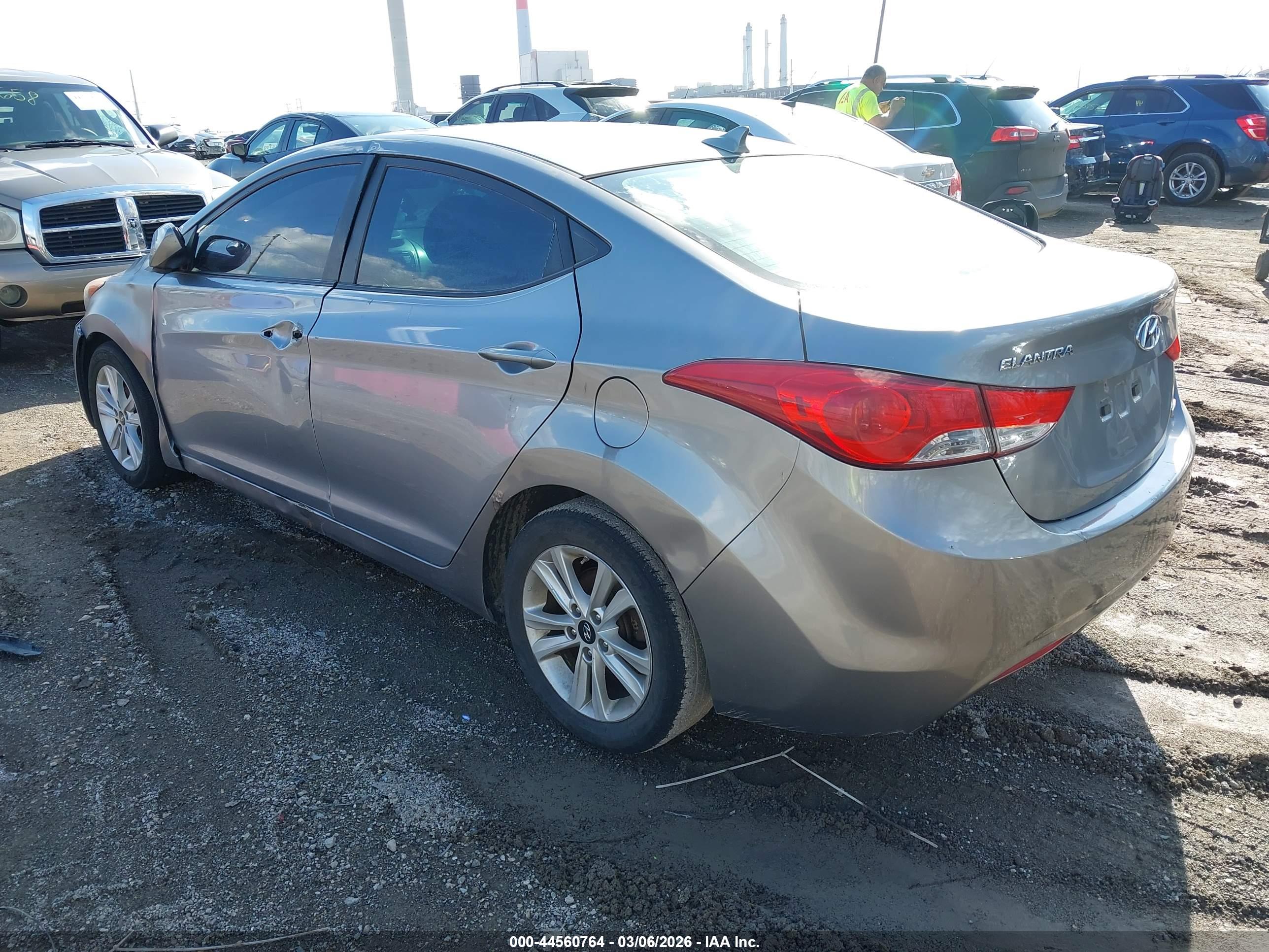 HYUNDAI ELANTRA image 3