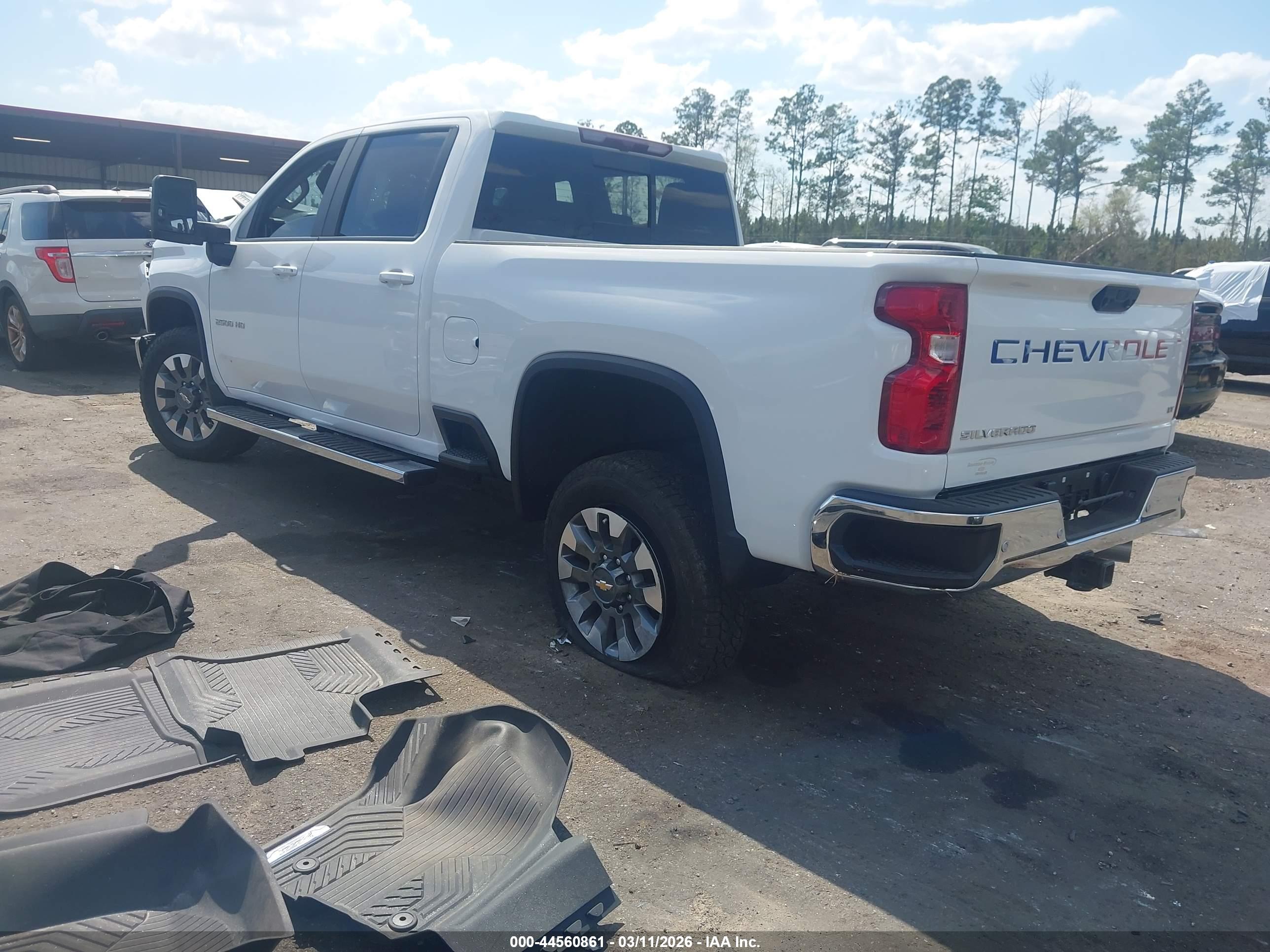 CHEVROLET SILVERADO image 3