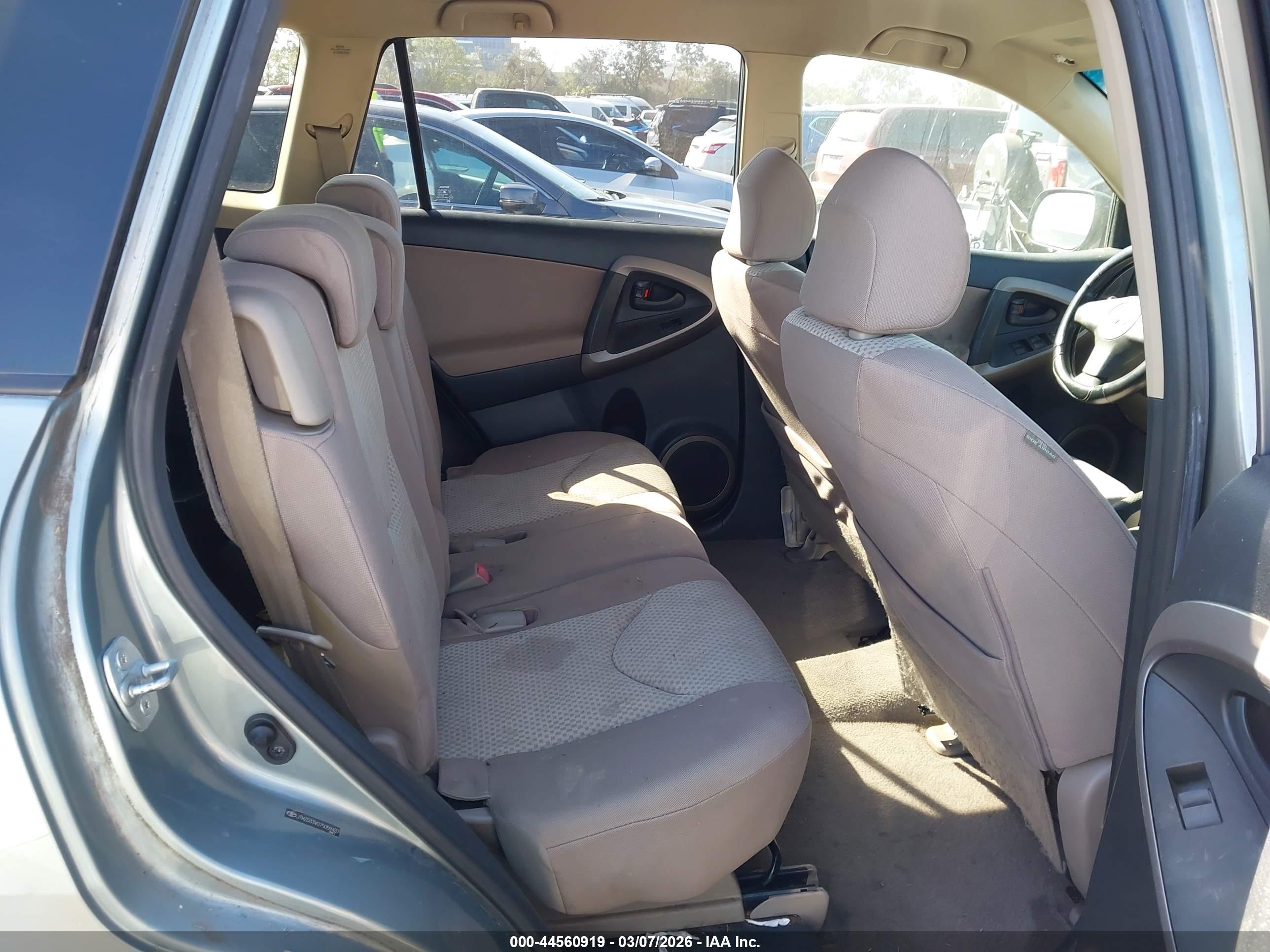 TOYOTA RAV4 image 8