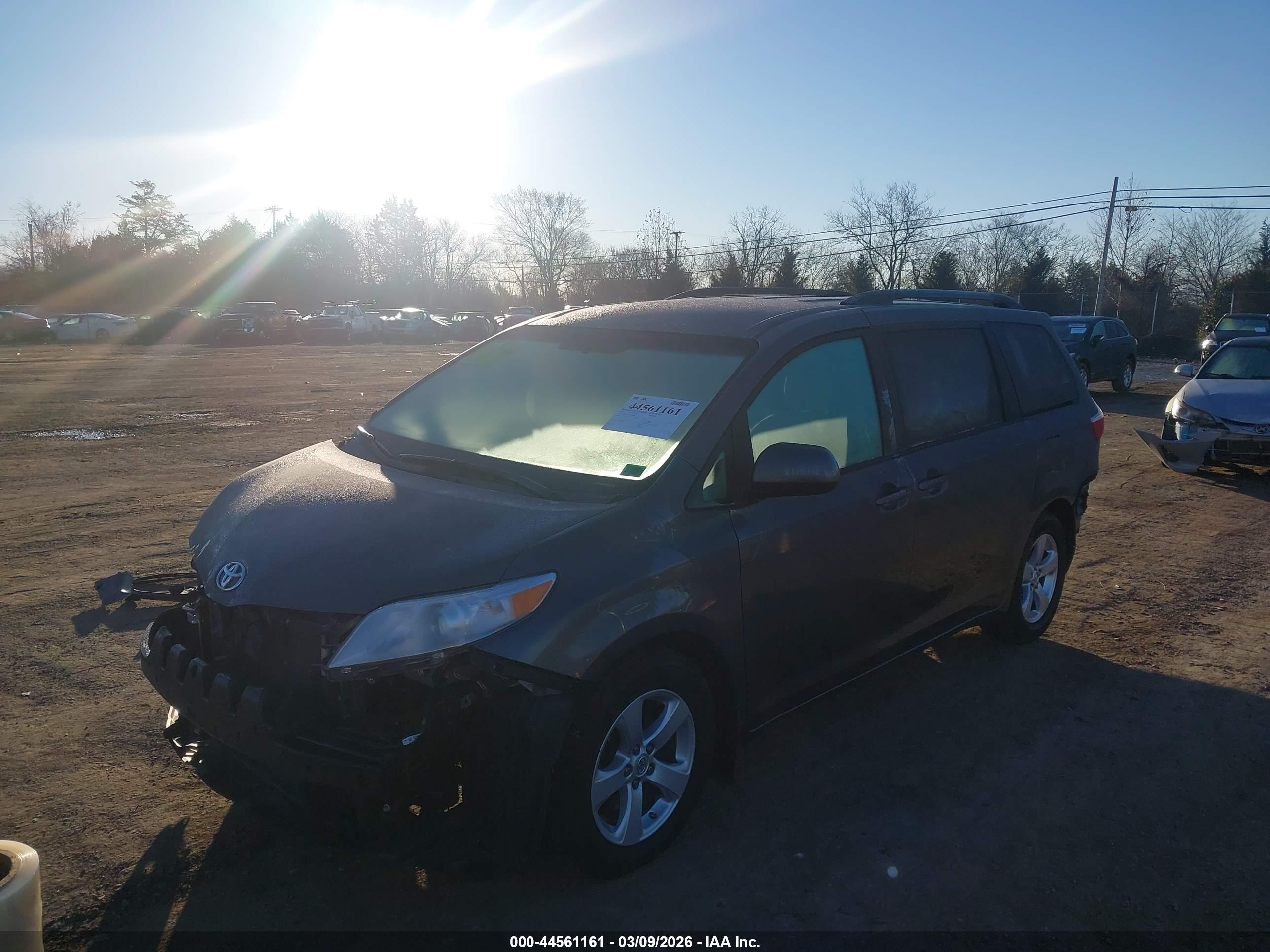 TOYOTA SIENNA image 2