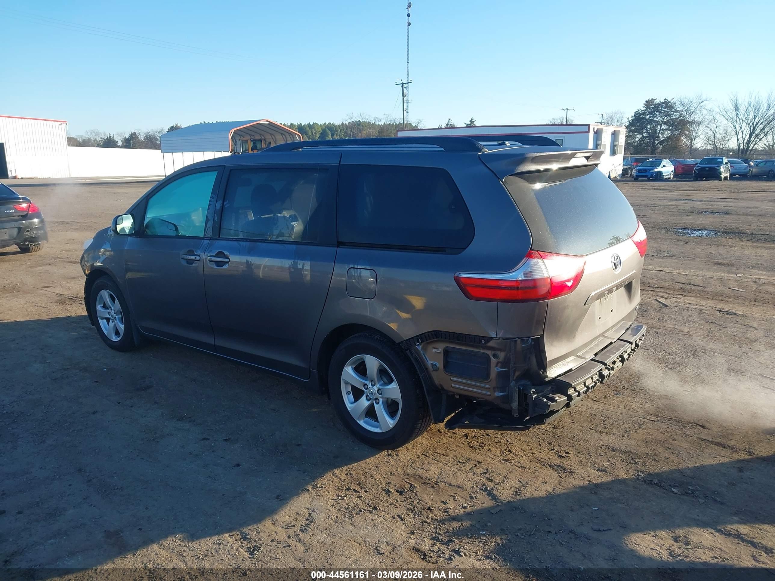 TOYOTA SIENNA image 3