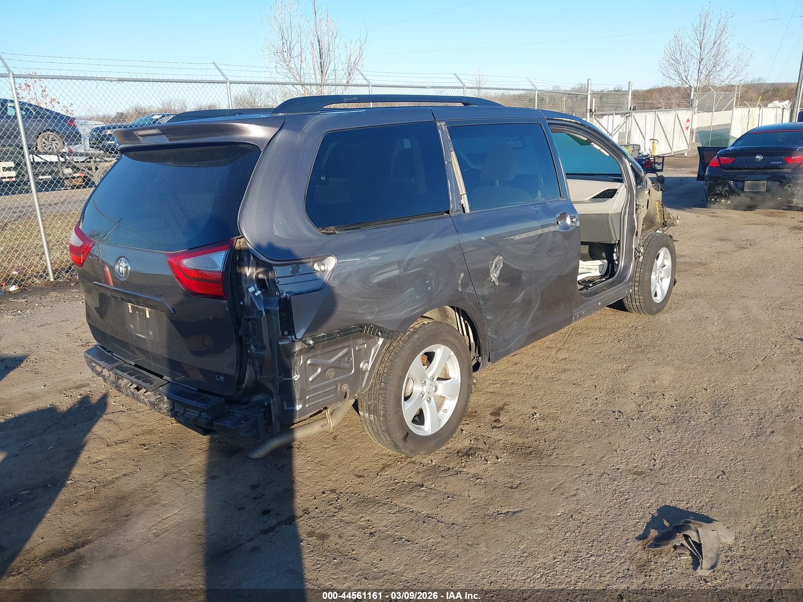 TOYOTA SIENNA image 4