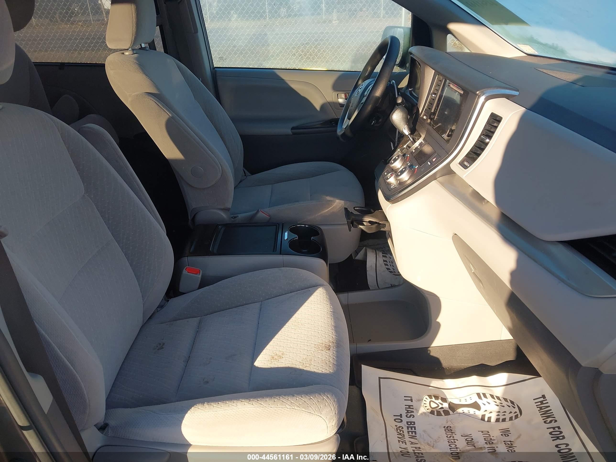 TOYOTA SIENNA image 5