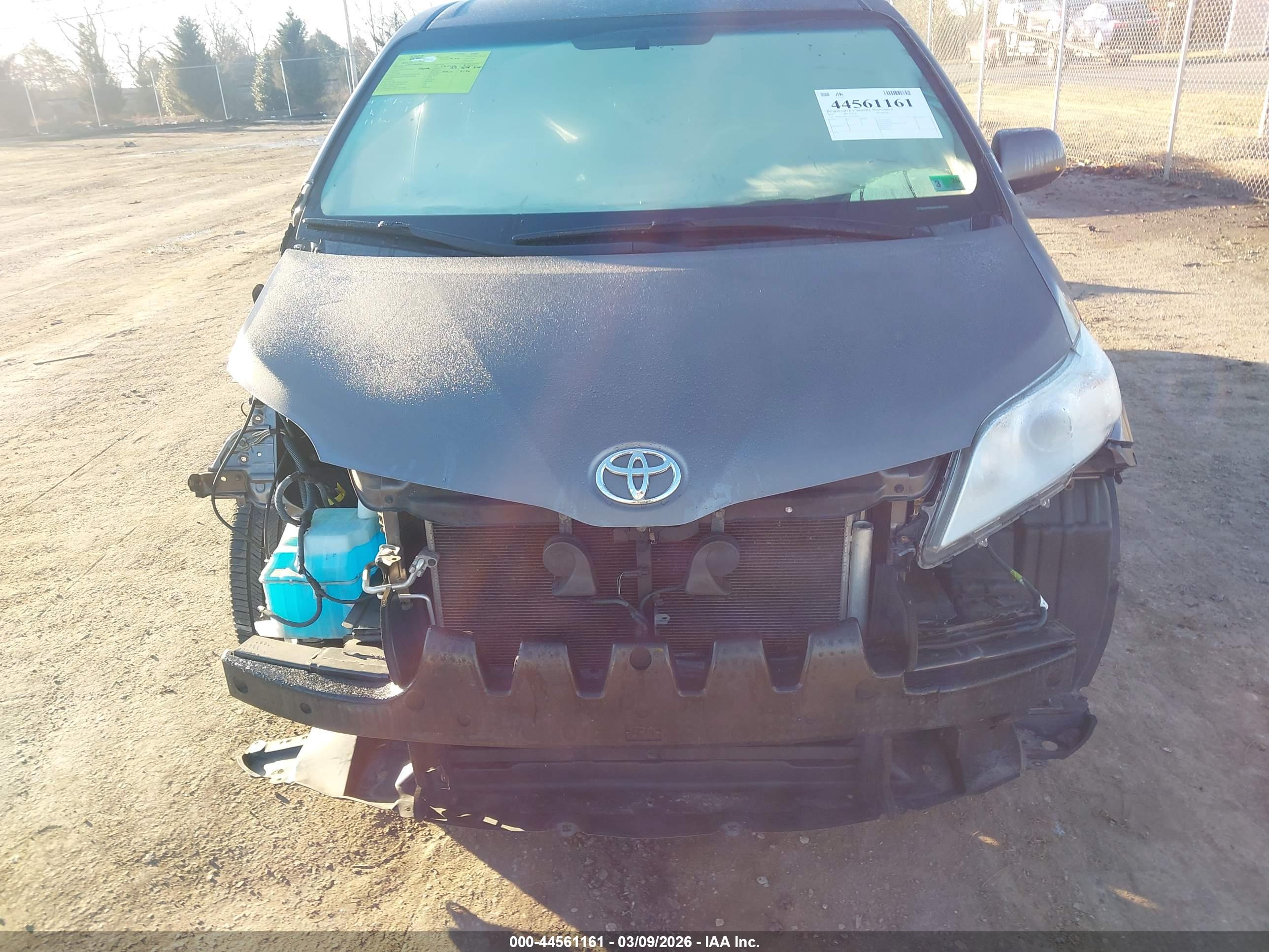 TOYOTA SIENNA image 6