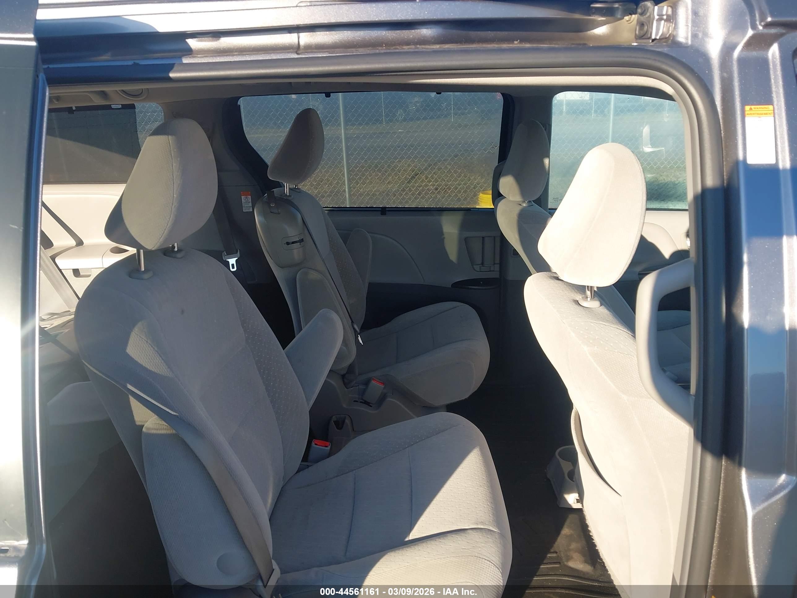 TOYOTA SIENNA image 8