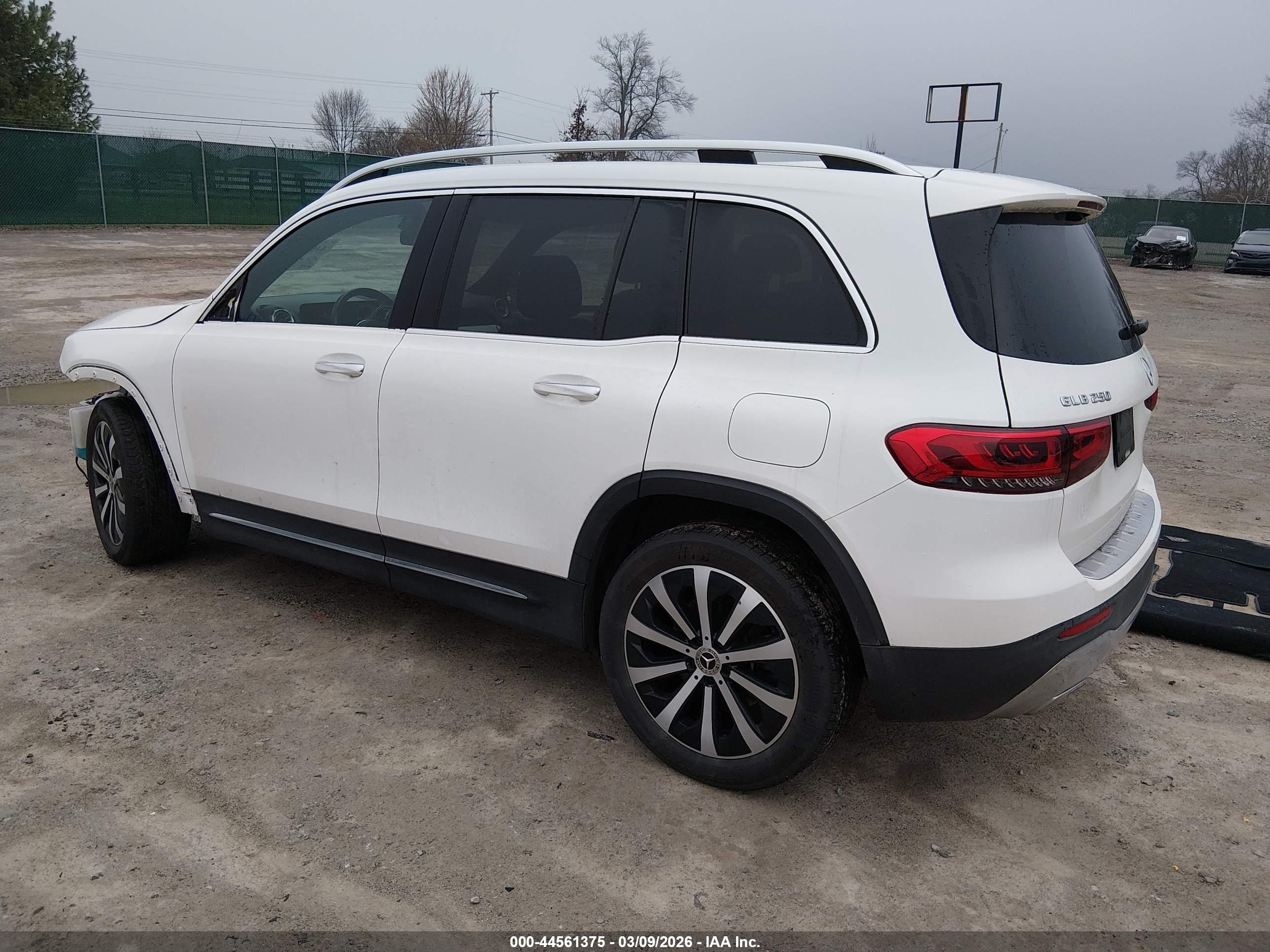 MERCEDES-BENZ GLB image 3