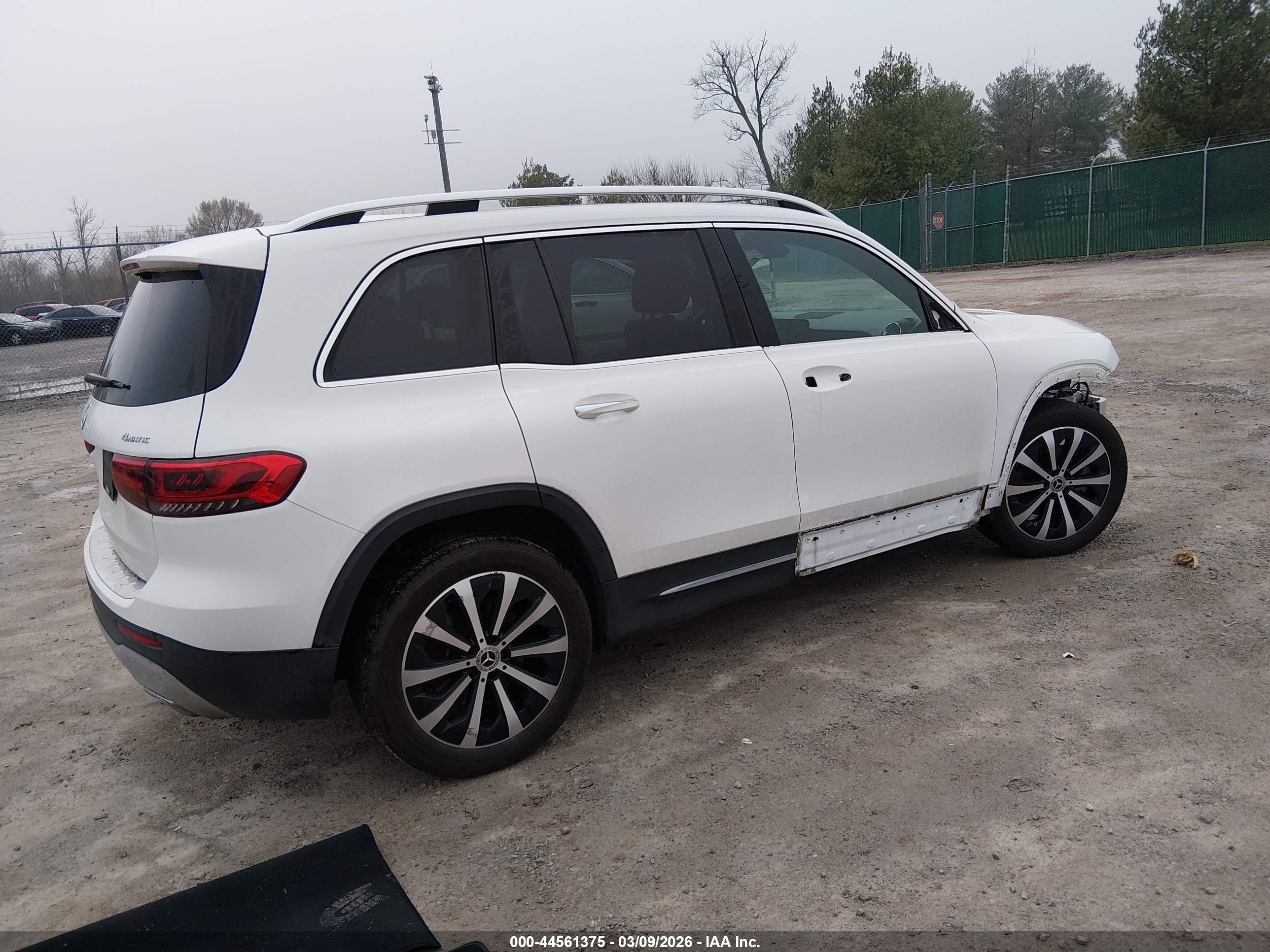 MERCEDES-BENZ GLB image 4
