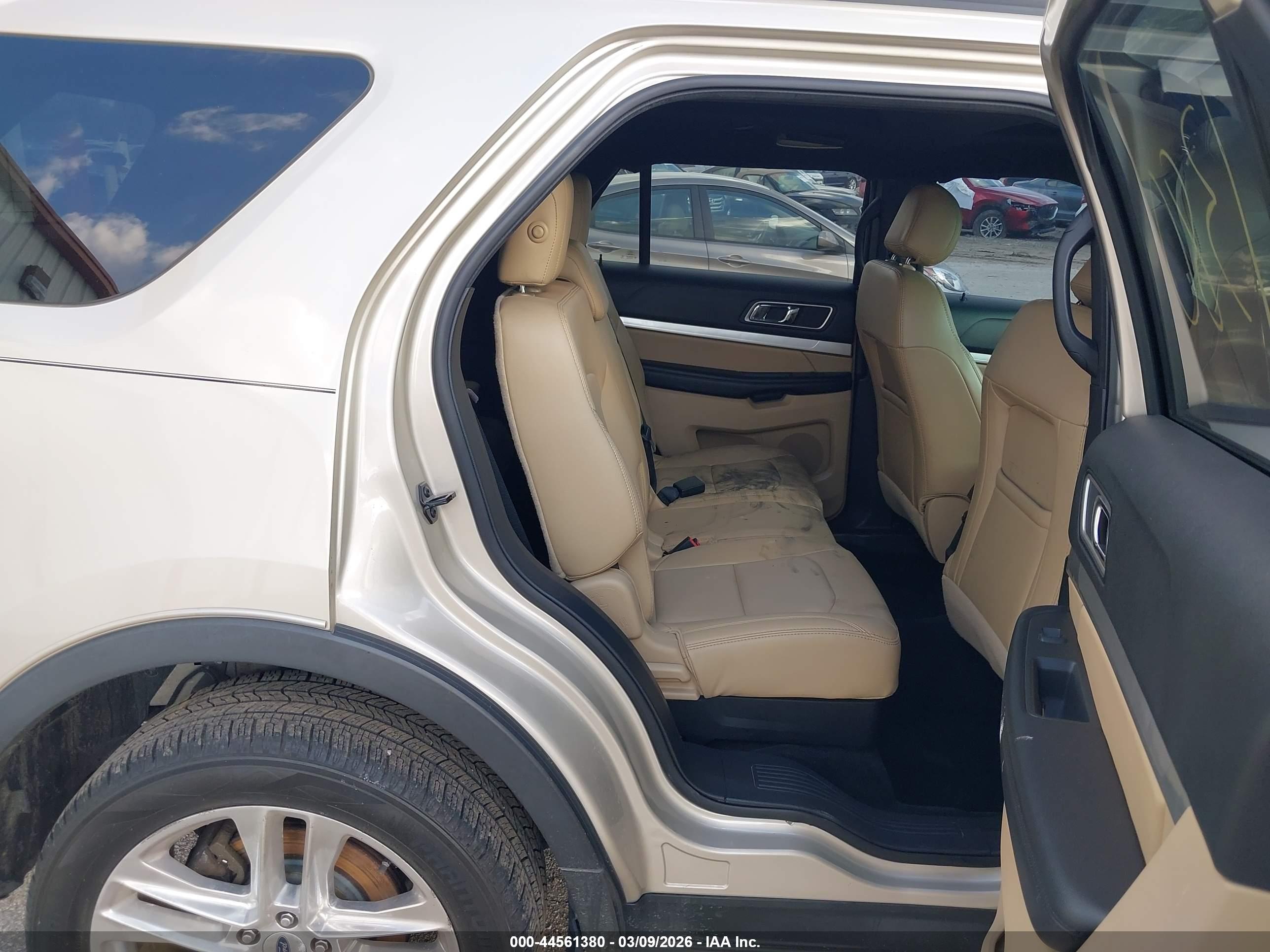 FORD EXPLORER image 8