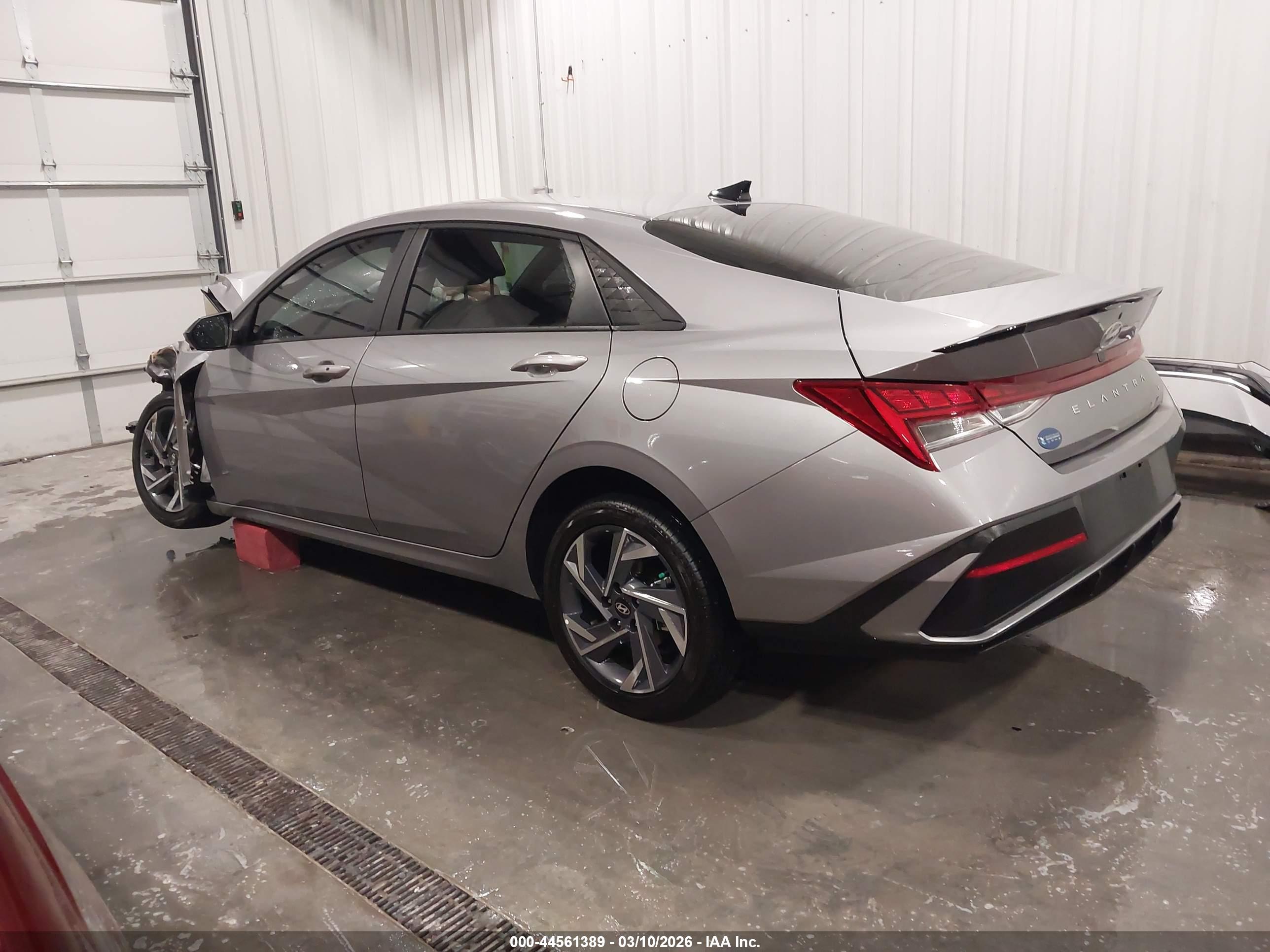 HYUNDAI ELANTRA image 3