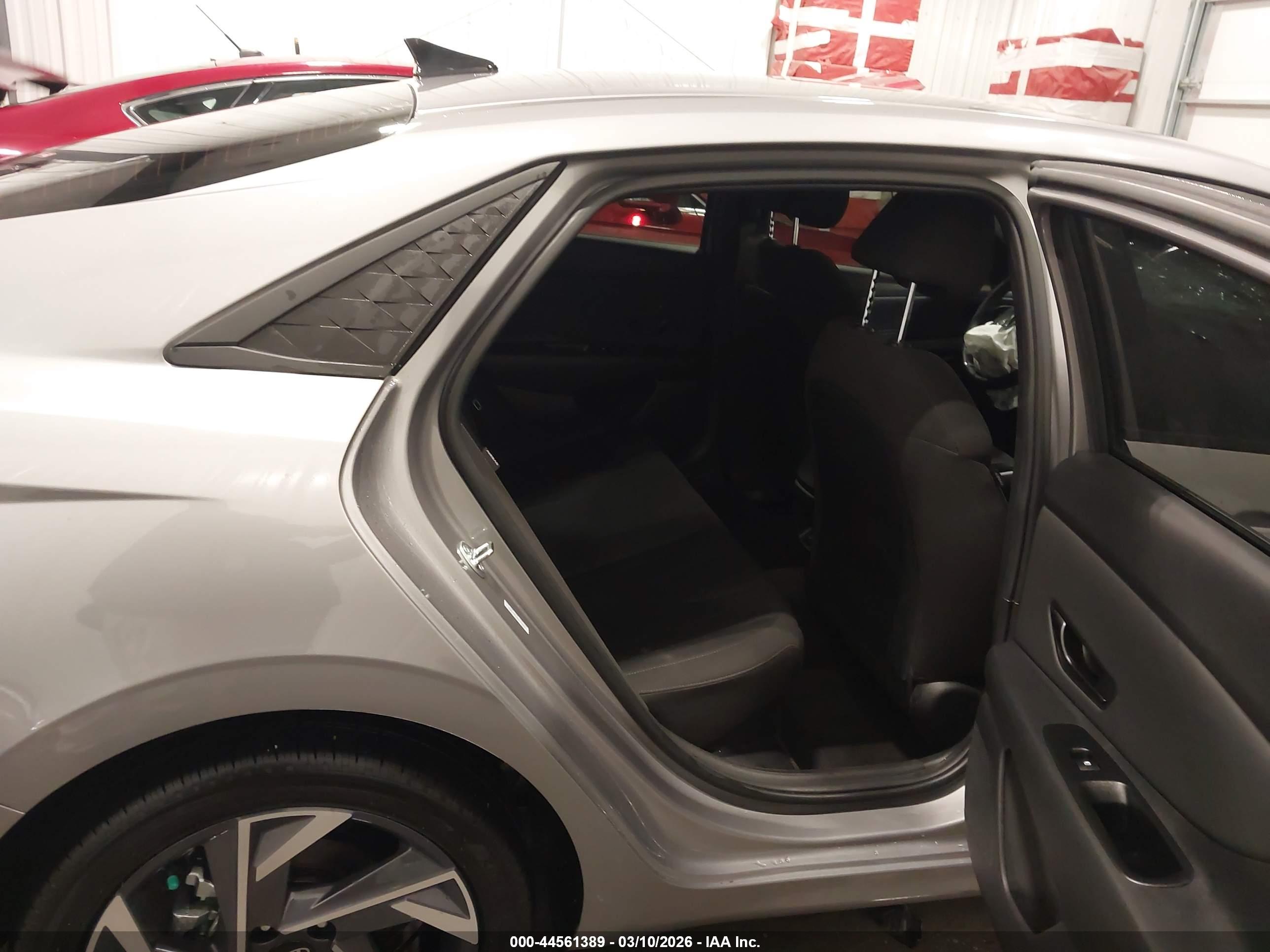 HYUNDAI ELANTRA image 8