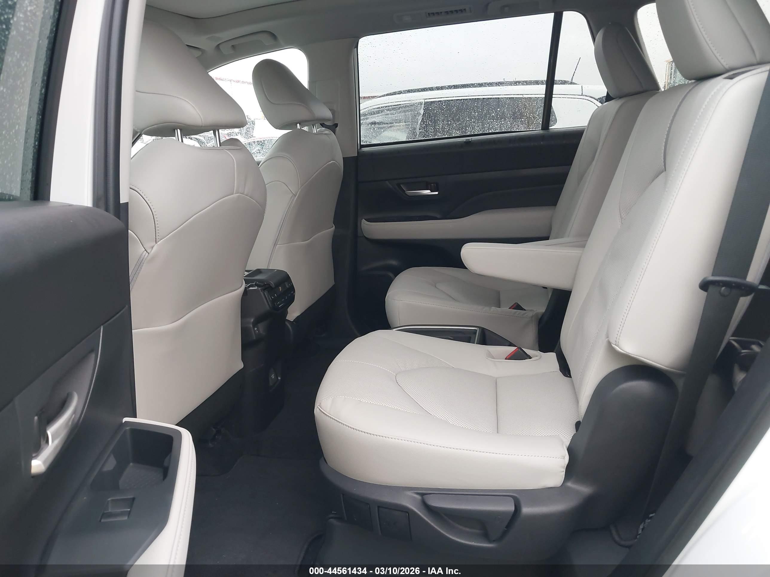 TOYOTA GRAND image 8