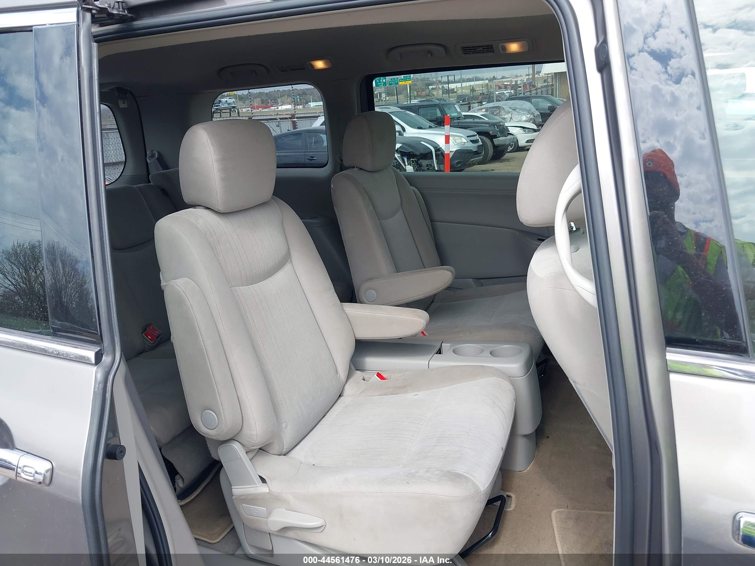 NISSAN QUEST image 8