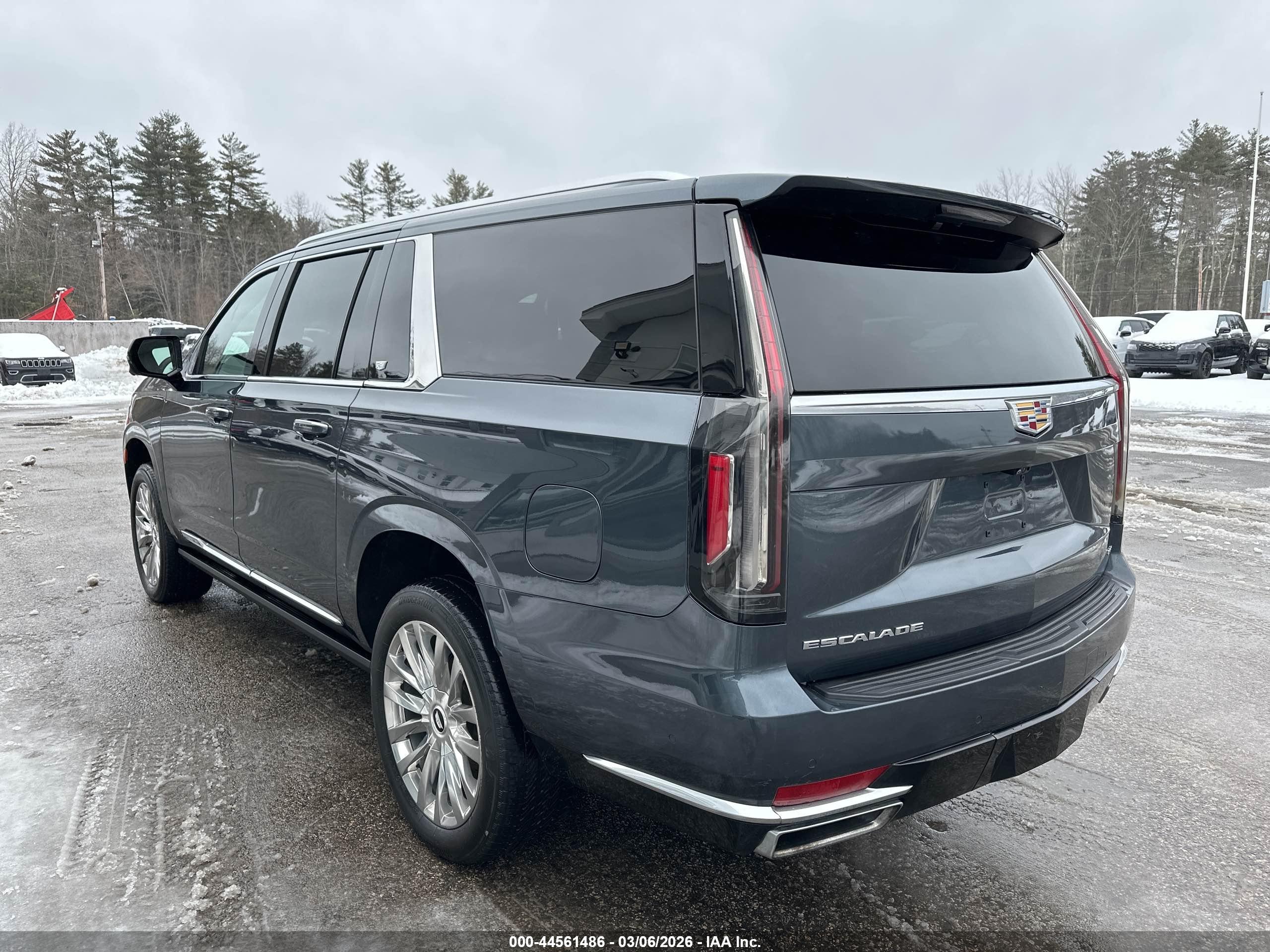 CADILLAC ESCALADE image 3