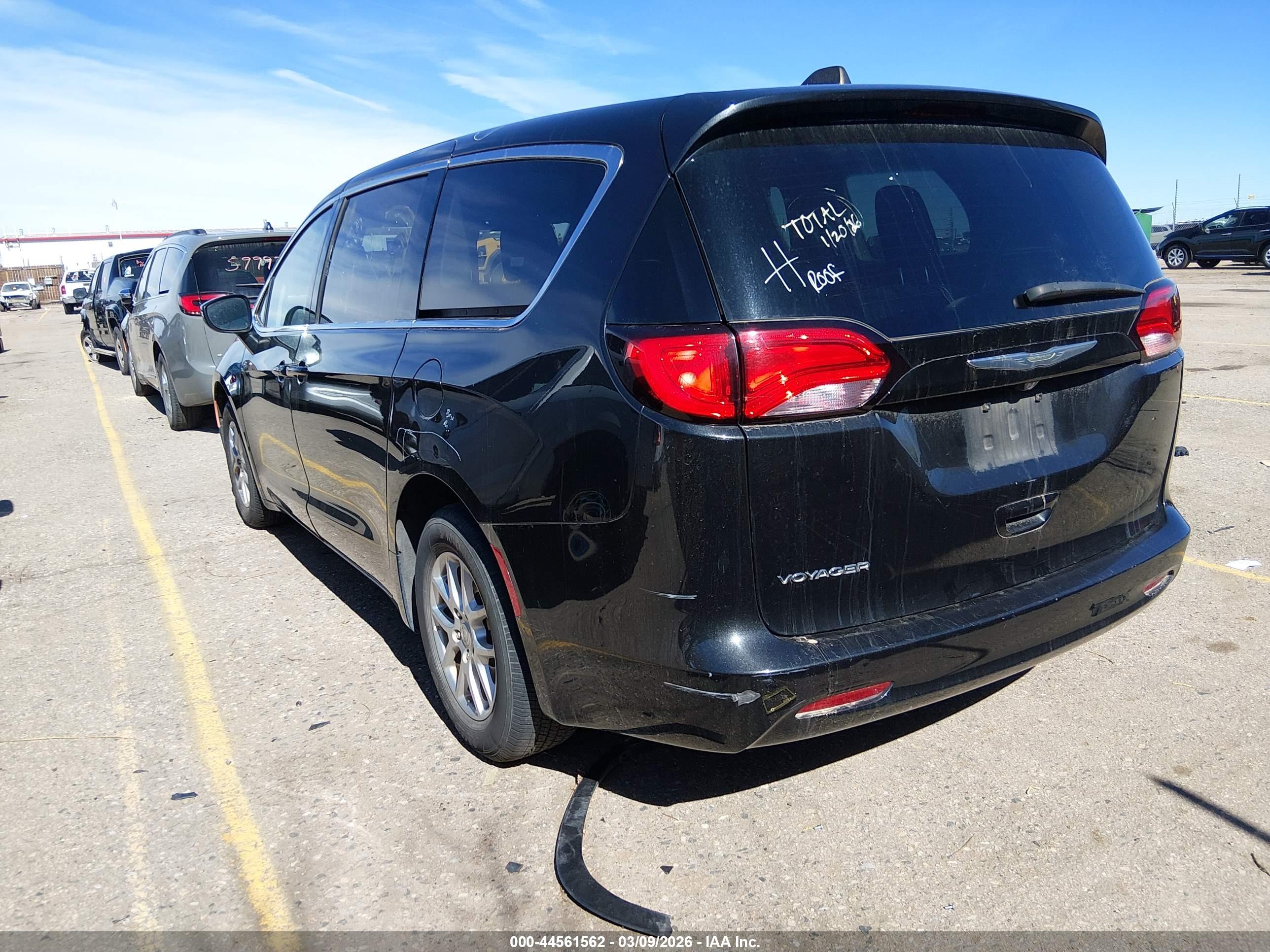 CHRYSLER VOYAGER image 3