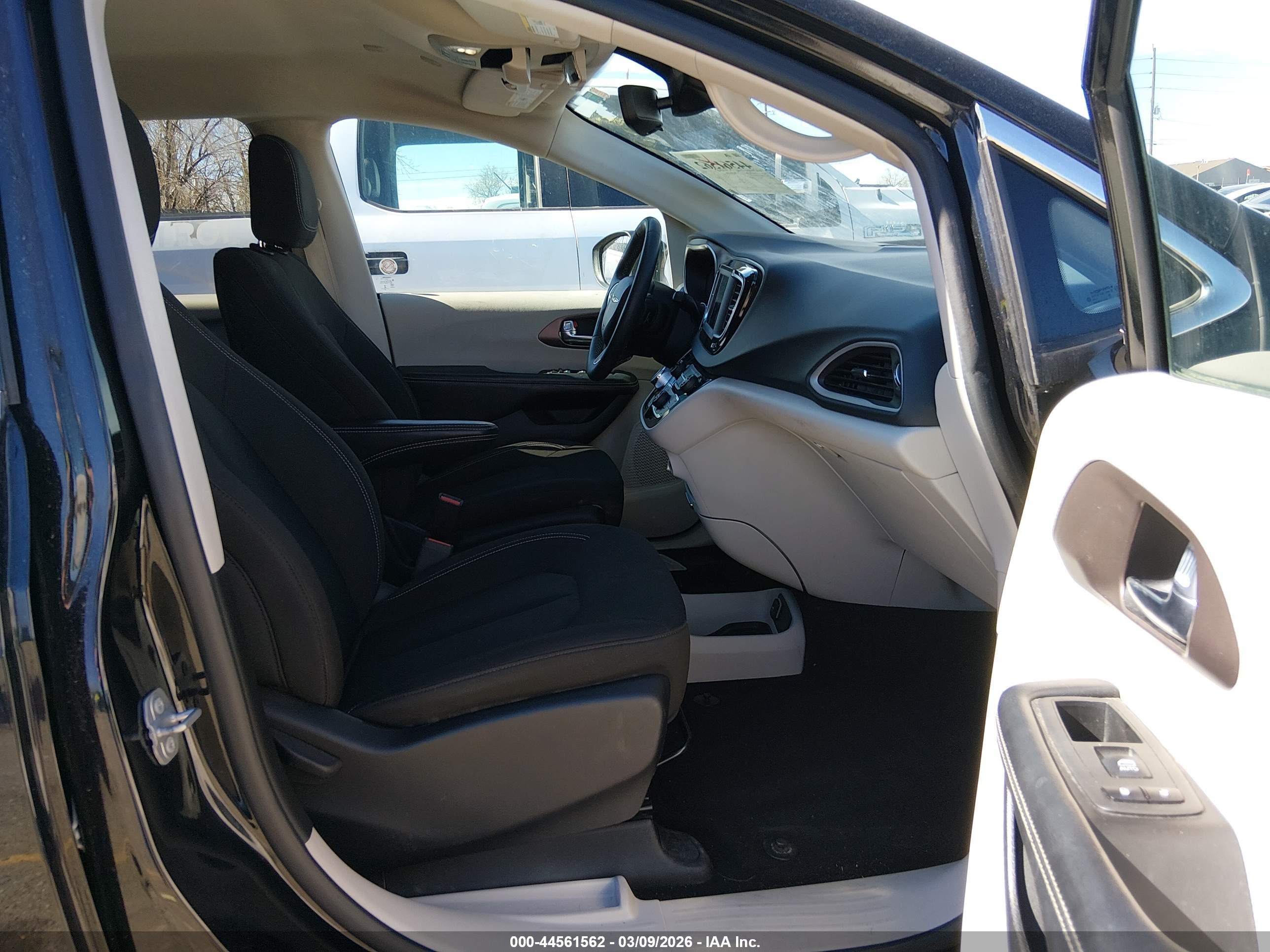 CHRYSLER VOYAGER image 5