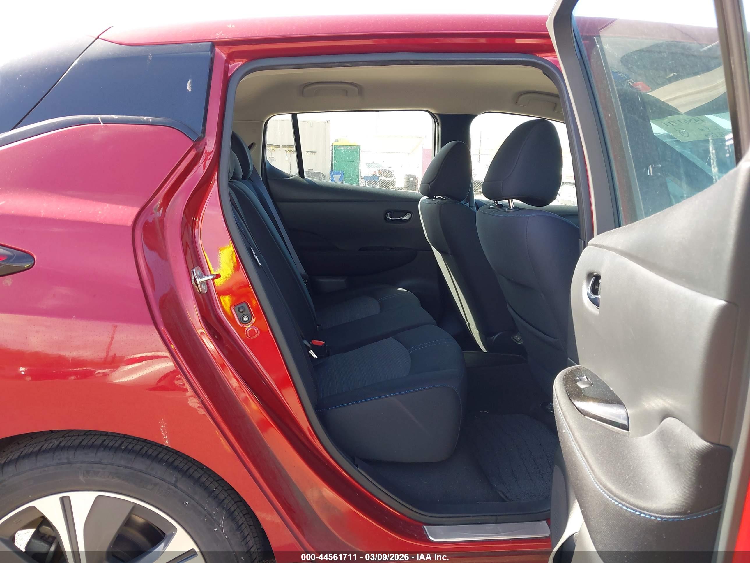 NISSAN LEAF image 8