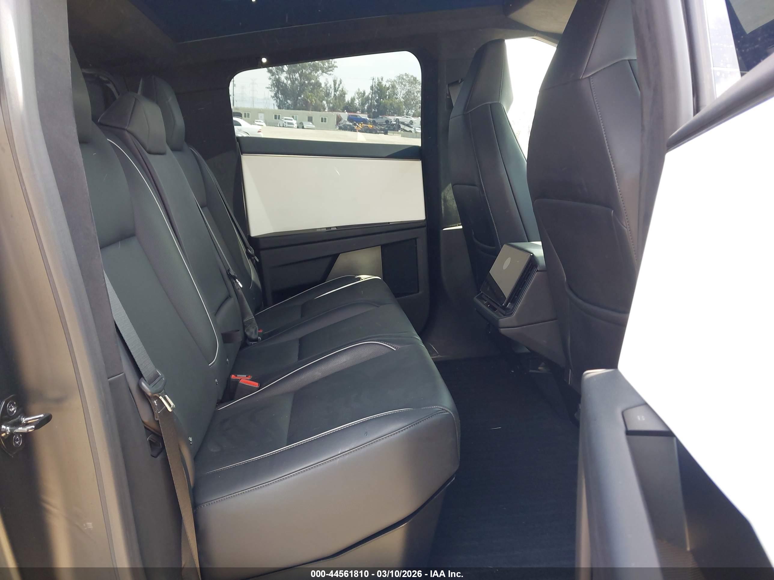 TESLA CYBERTRUCK image 8