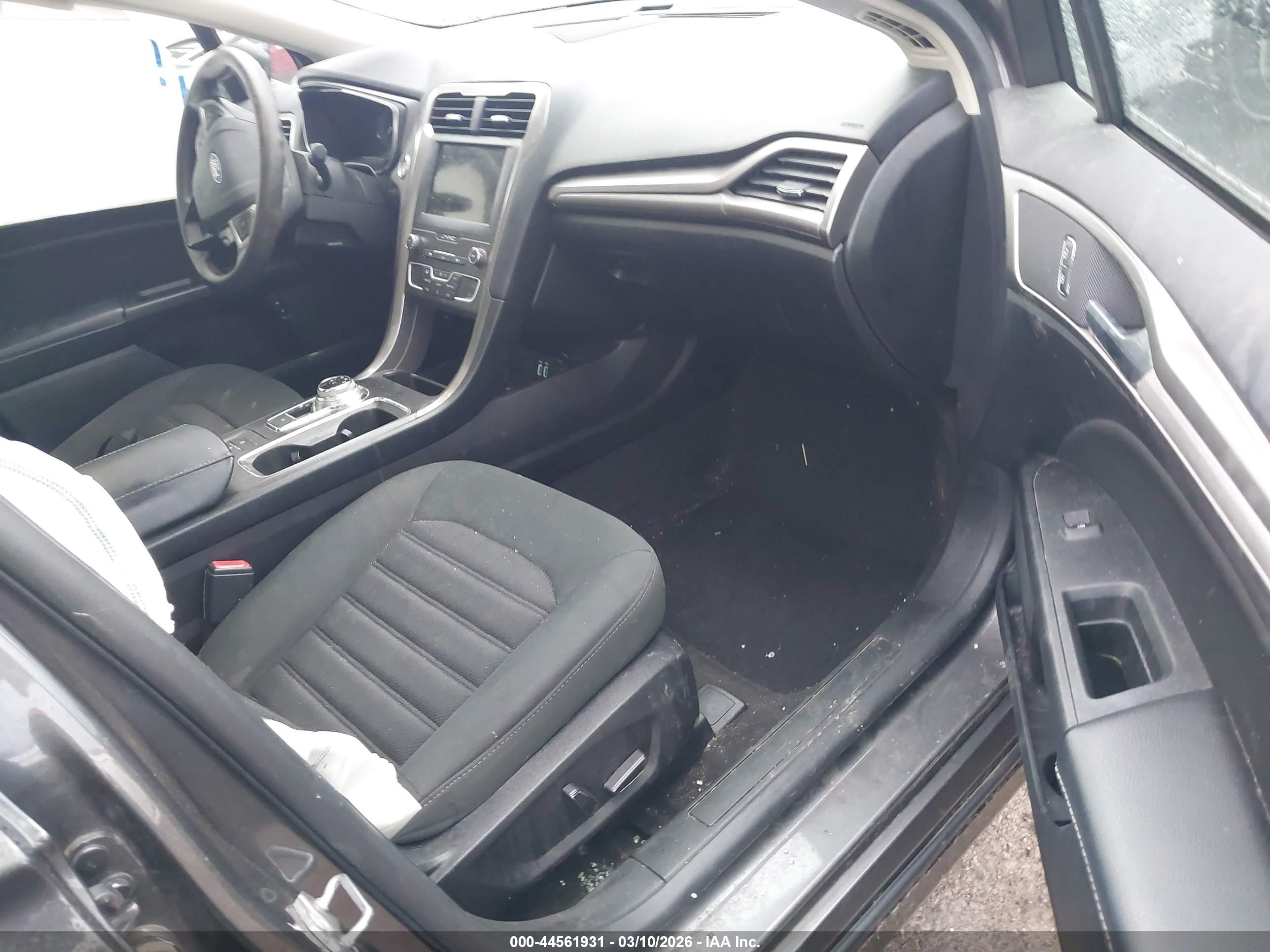 FORD FUSION image 5