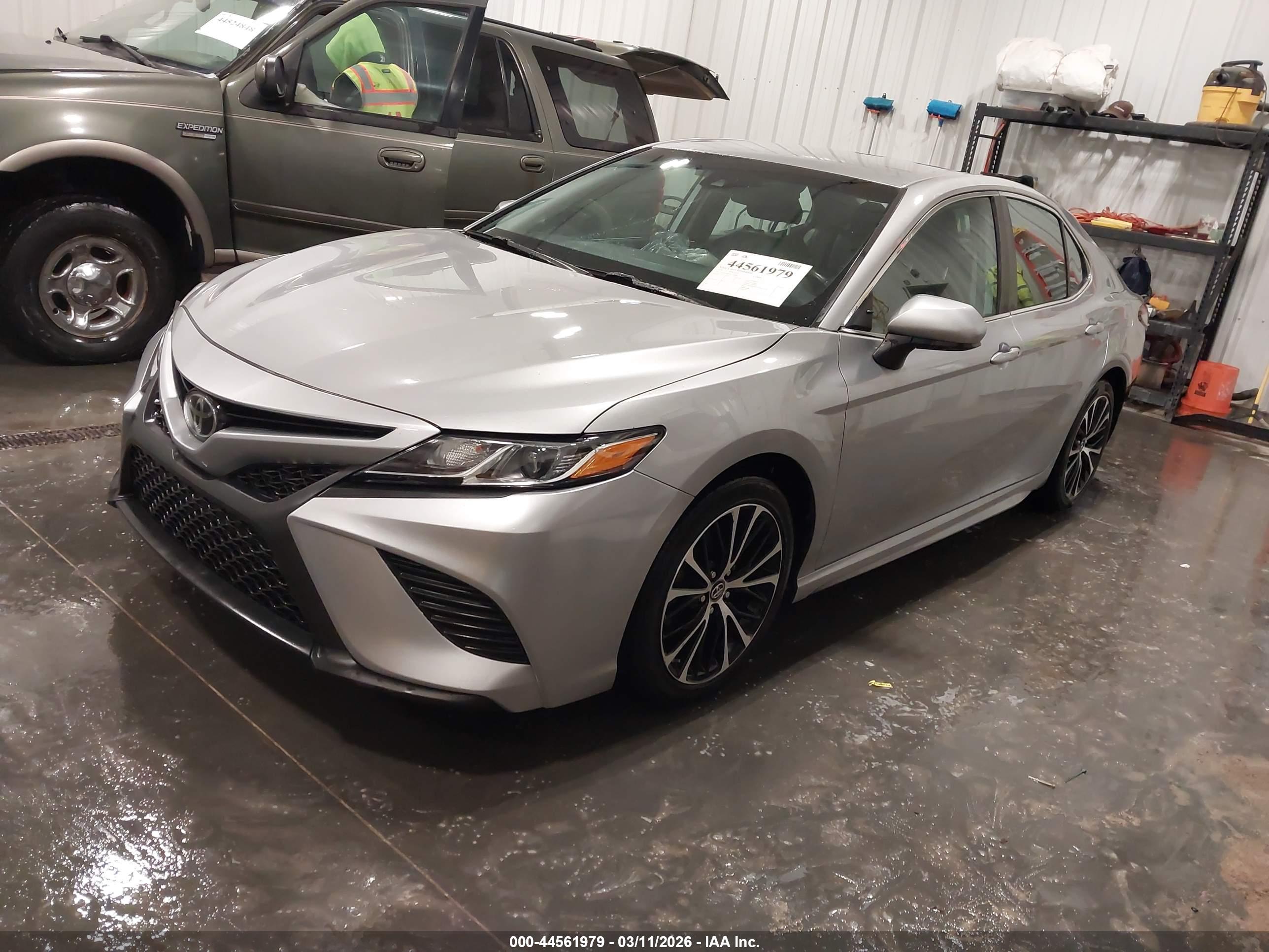 TOYOTA CAMRY image 2
