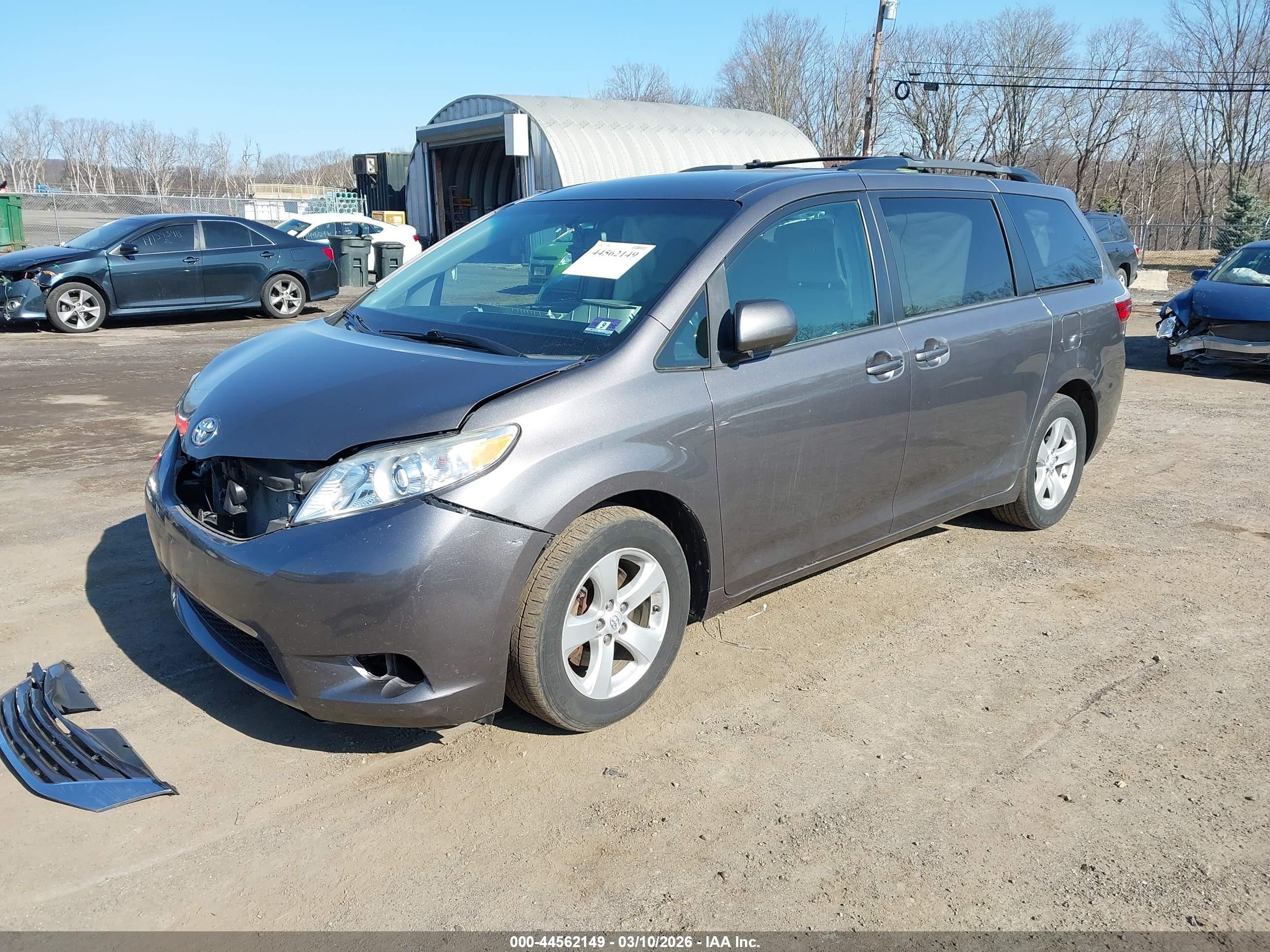 TOYOTA SIENNA image 2