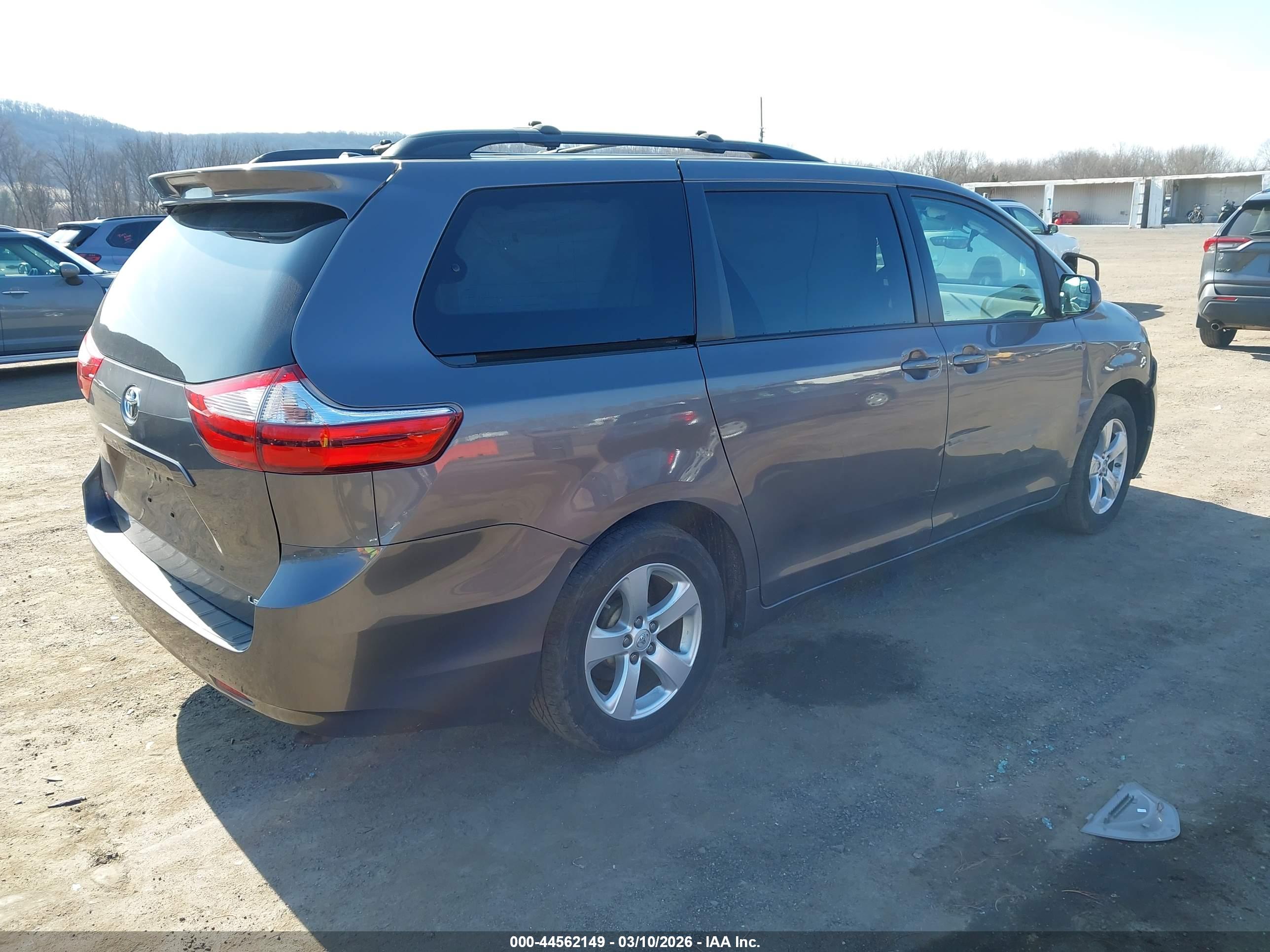 TOYOTA SIENNA image 4