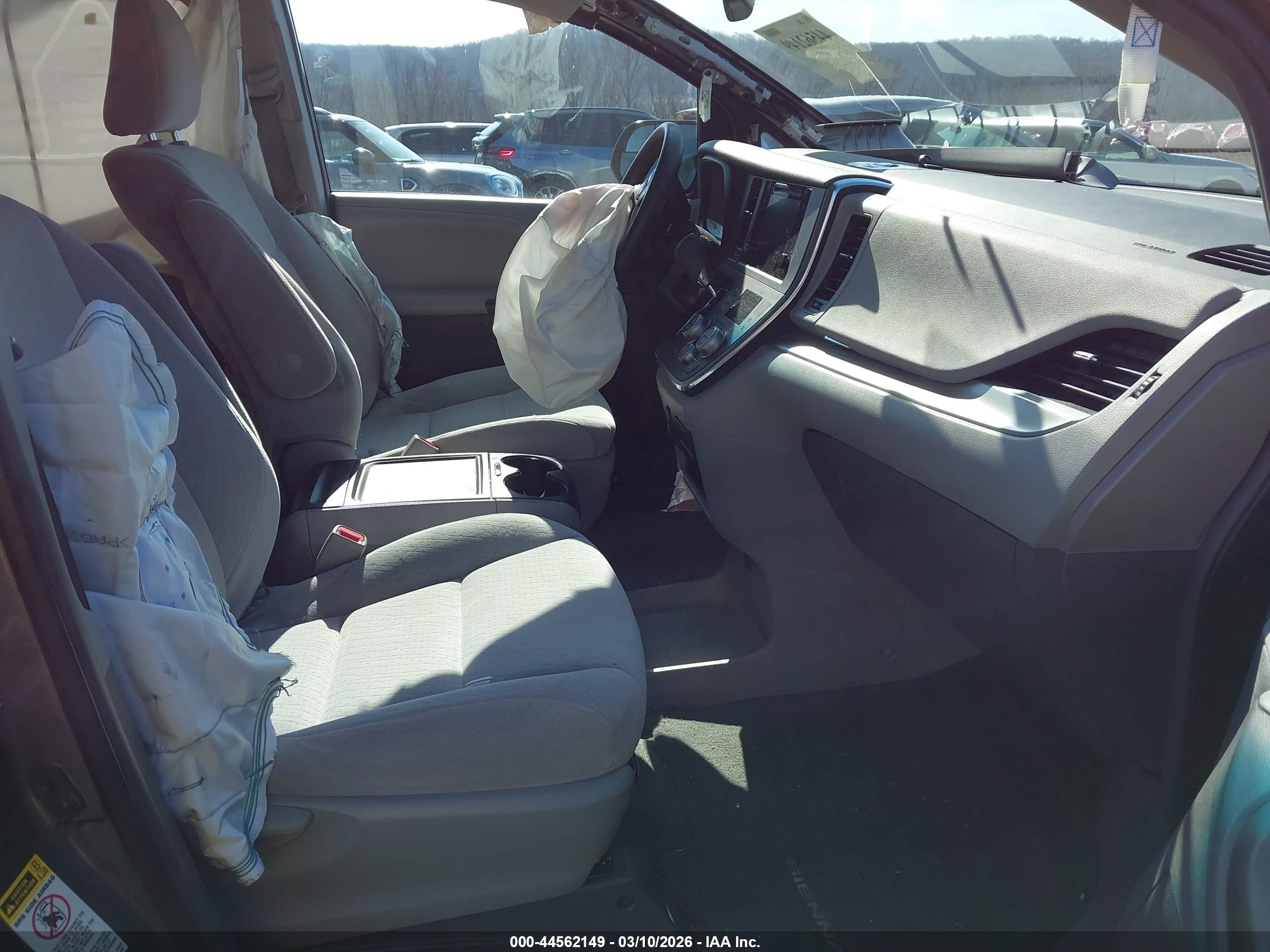 TOYOTA SIENNA image 5