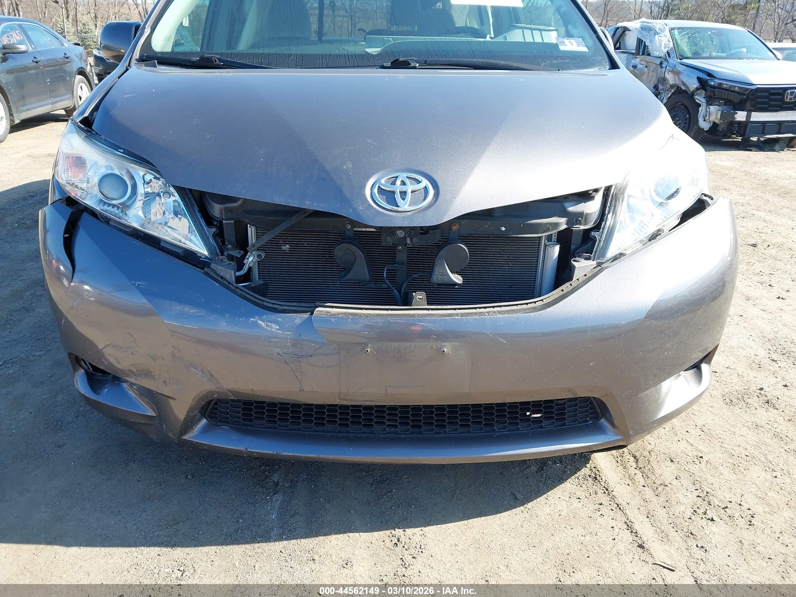 TOYOTA SIENNA image 6