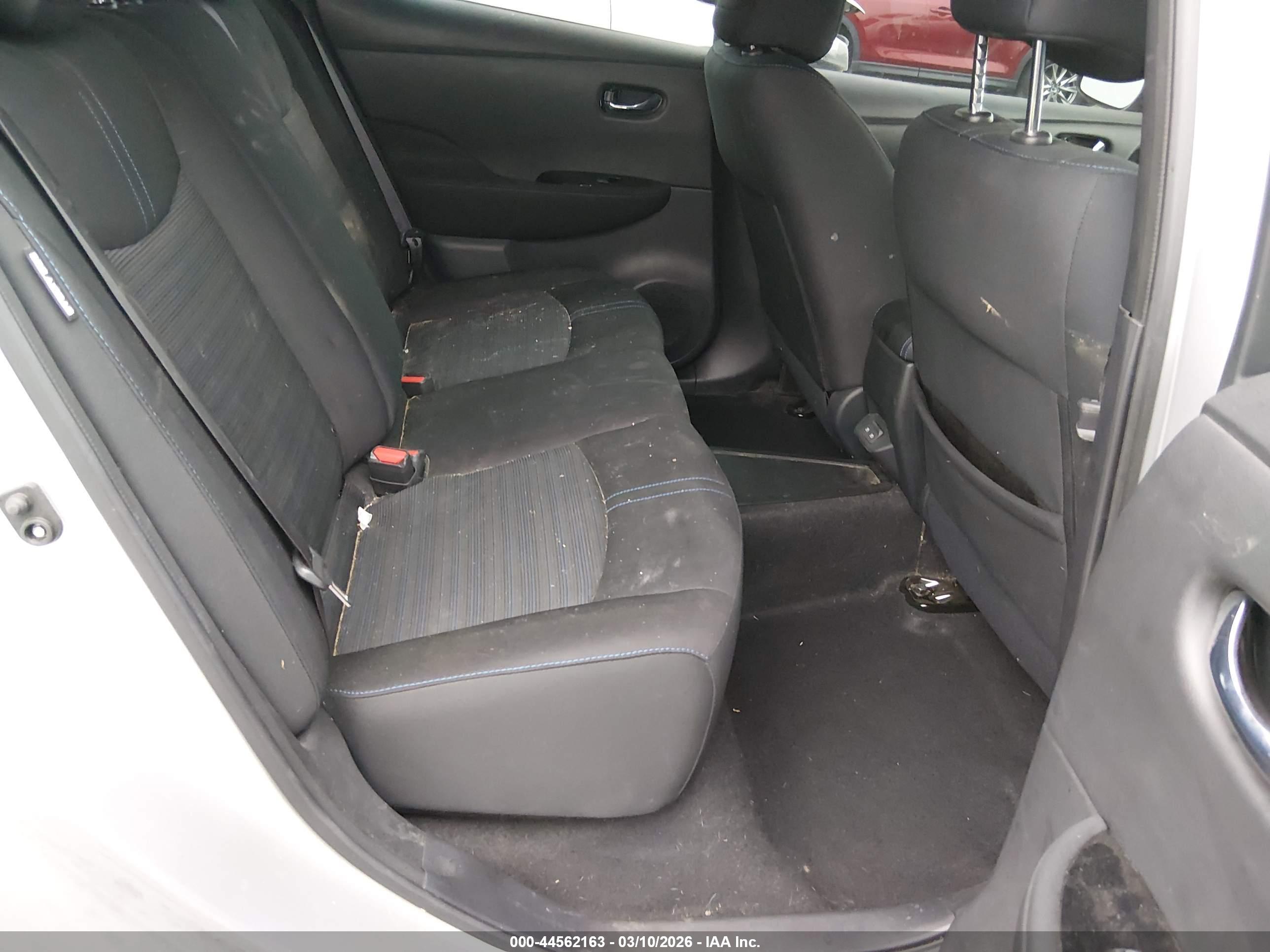 NISSAN LEAF image 8