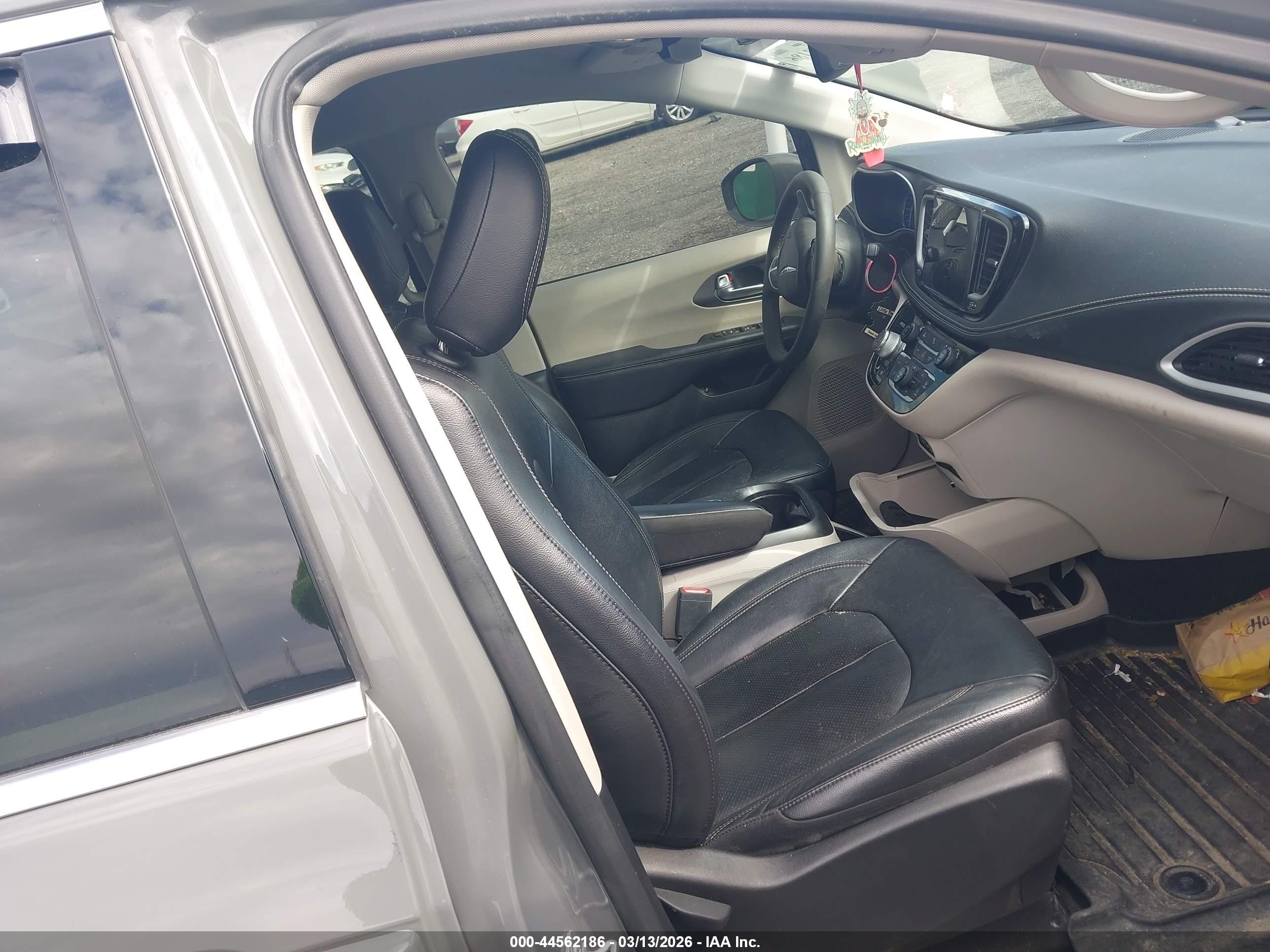 CHRYSLER PACIFICA image 5