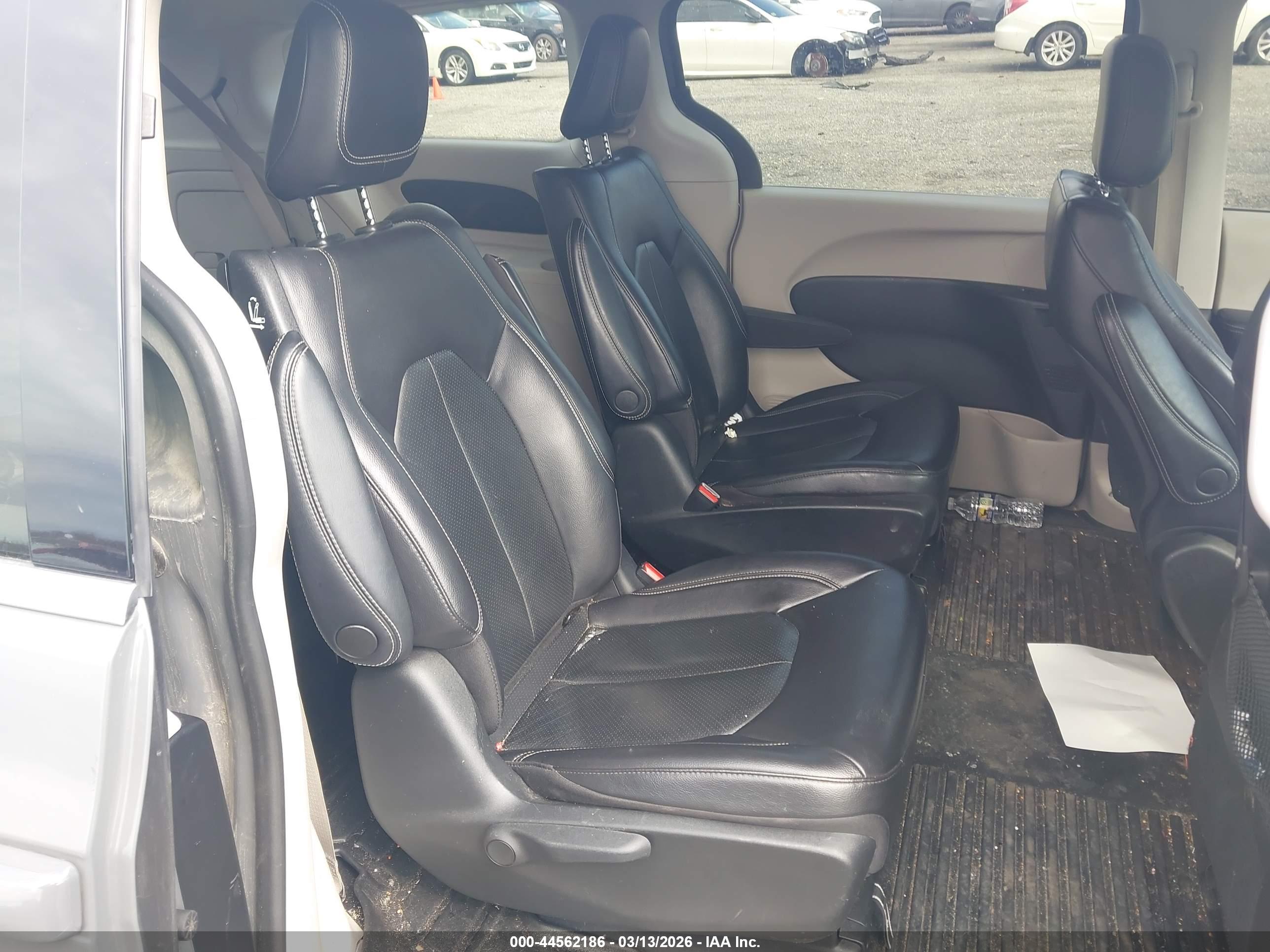 CHRYSLER PACIFICA image 8