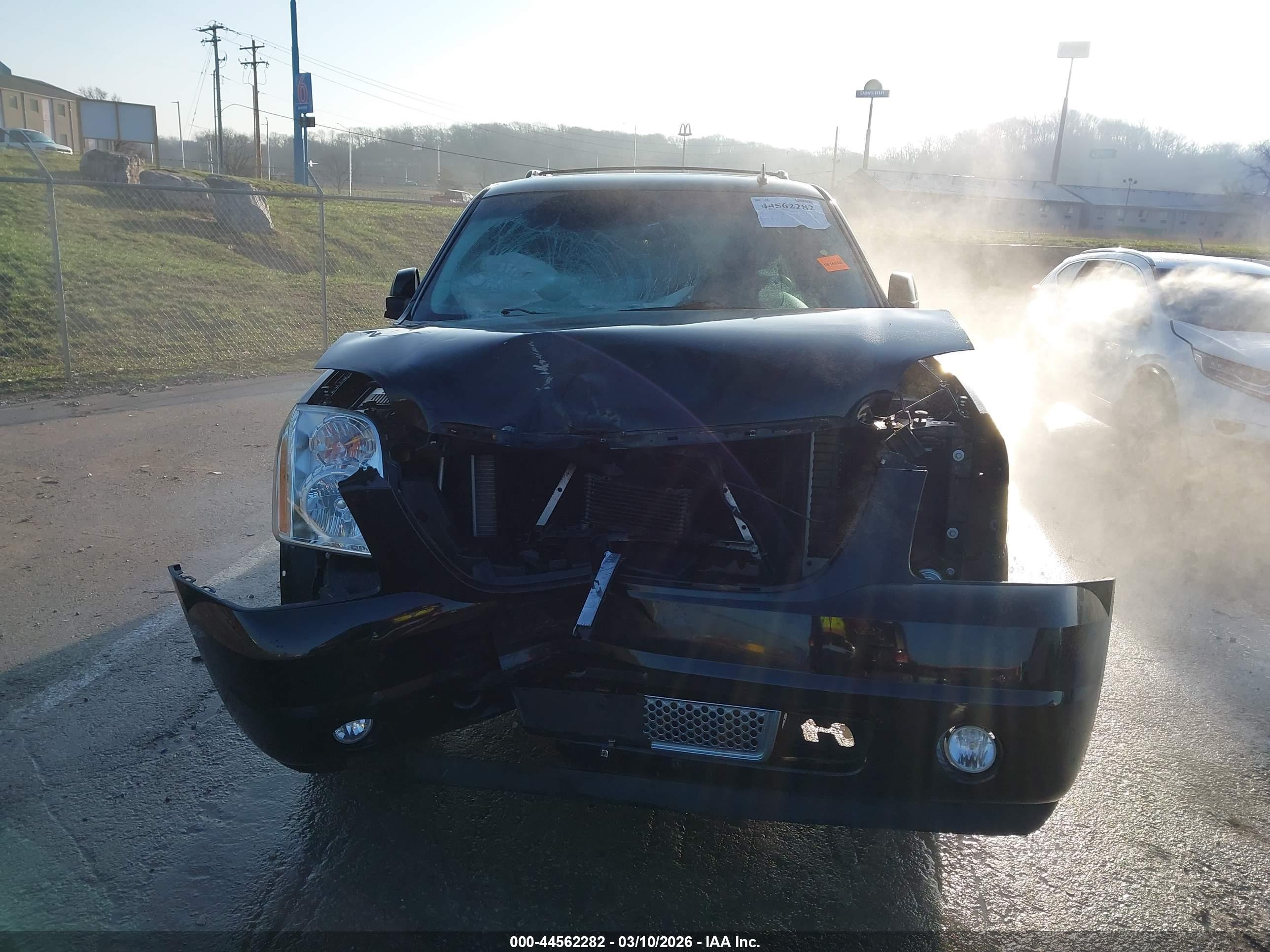 GMC YUKON image 6