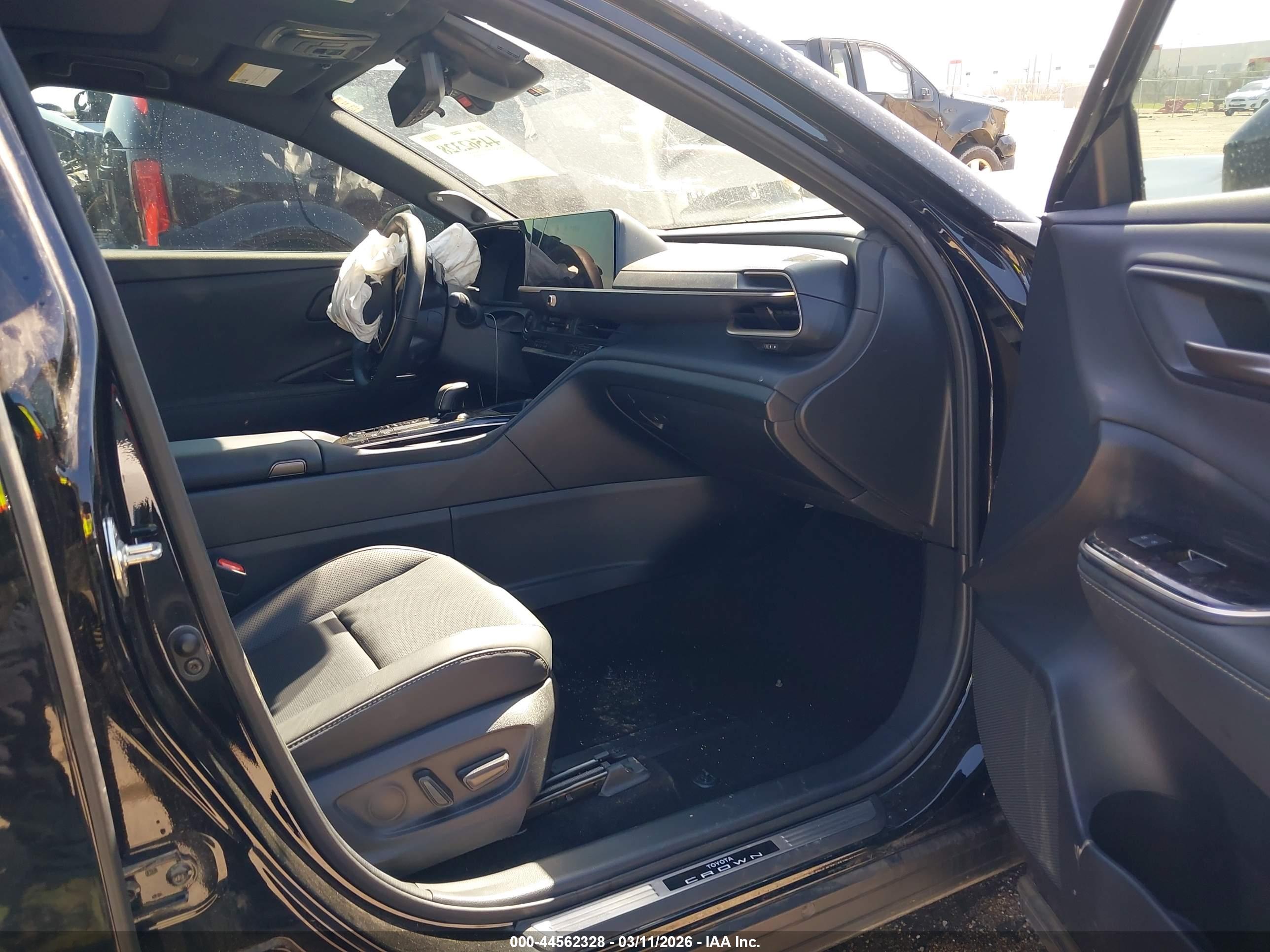 TOYOTA CROWN image 5