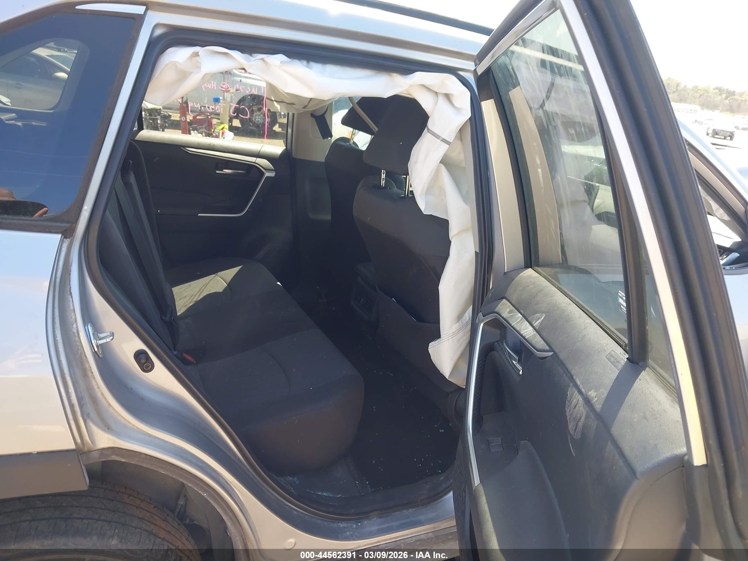 TOYOTA RAV4 image 8