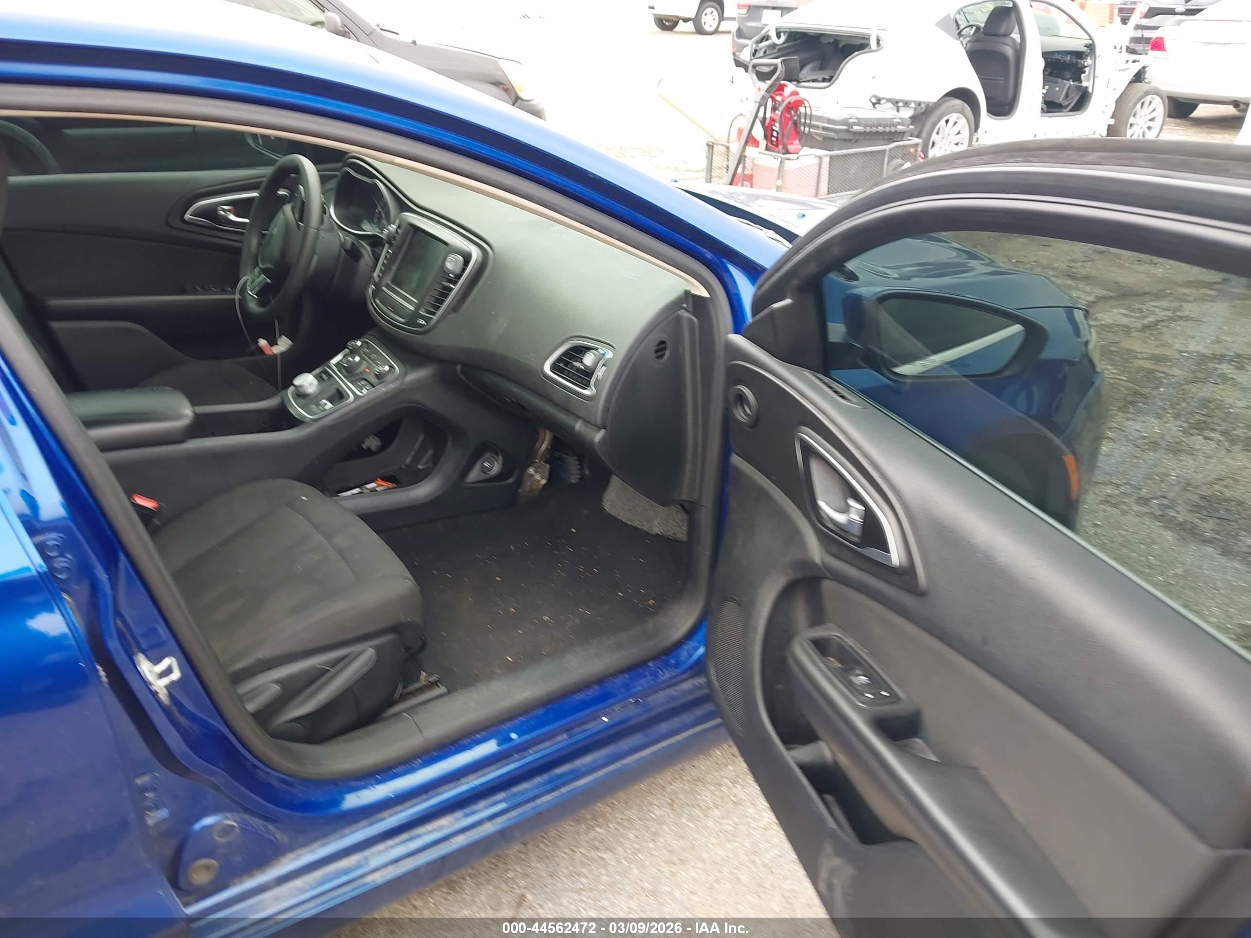 CHRYSLER 200 image 5
