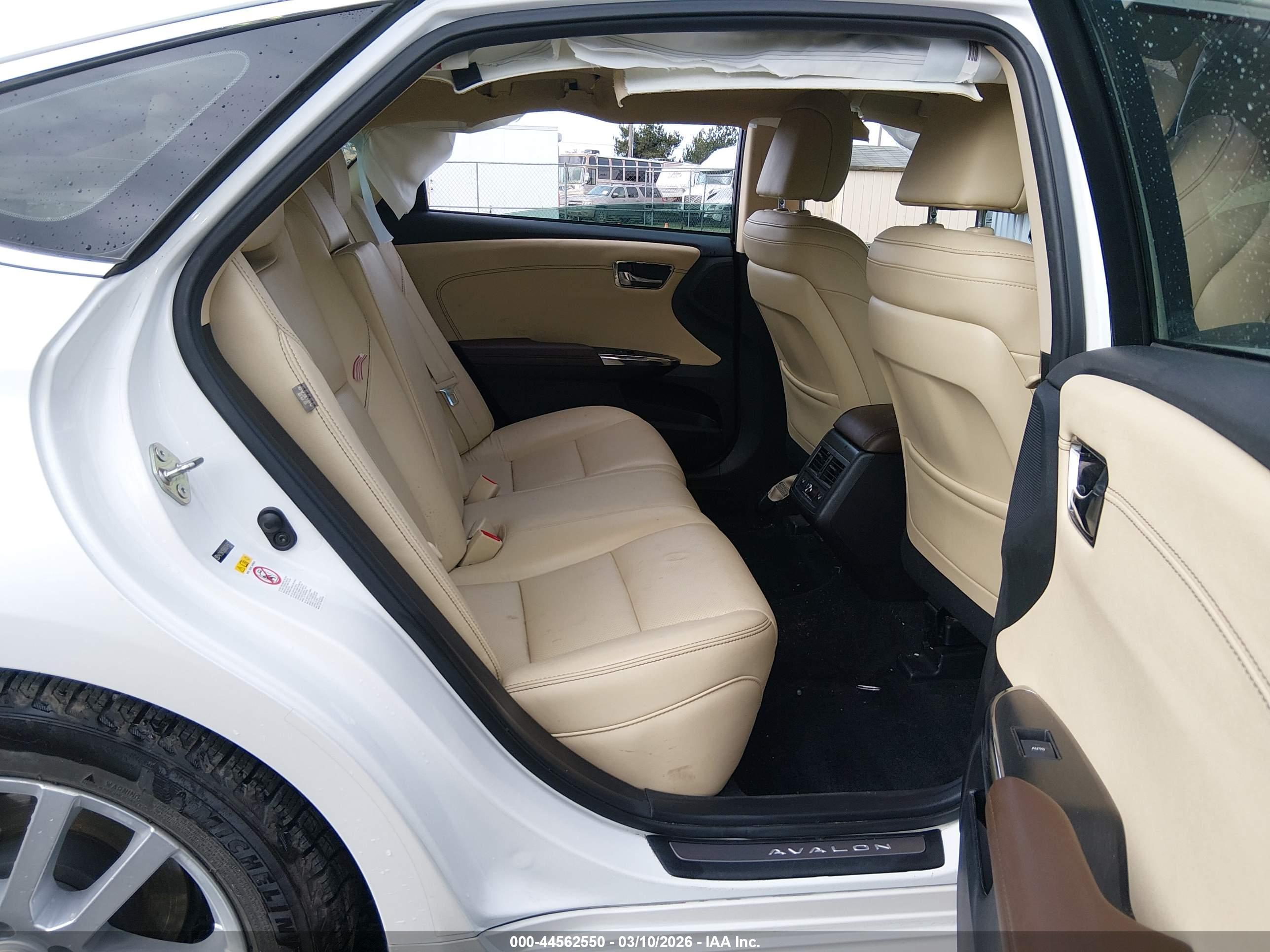 TOYOTA AVALON image 8